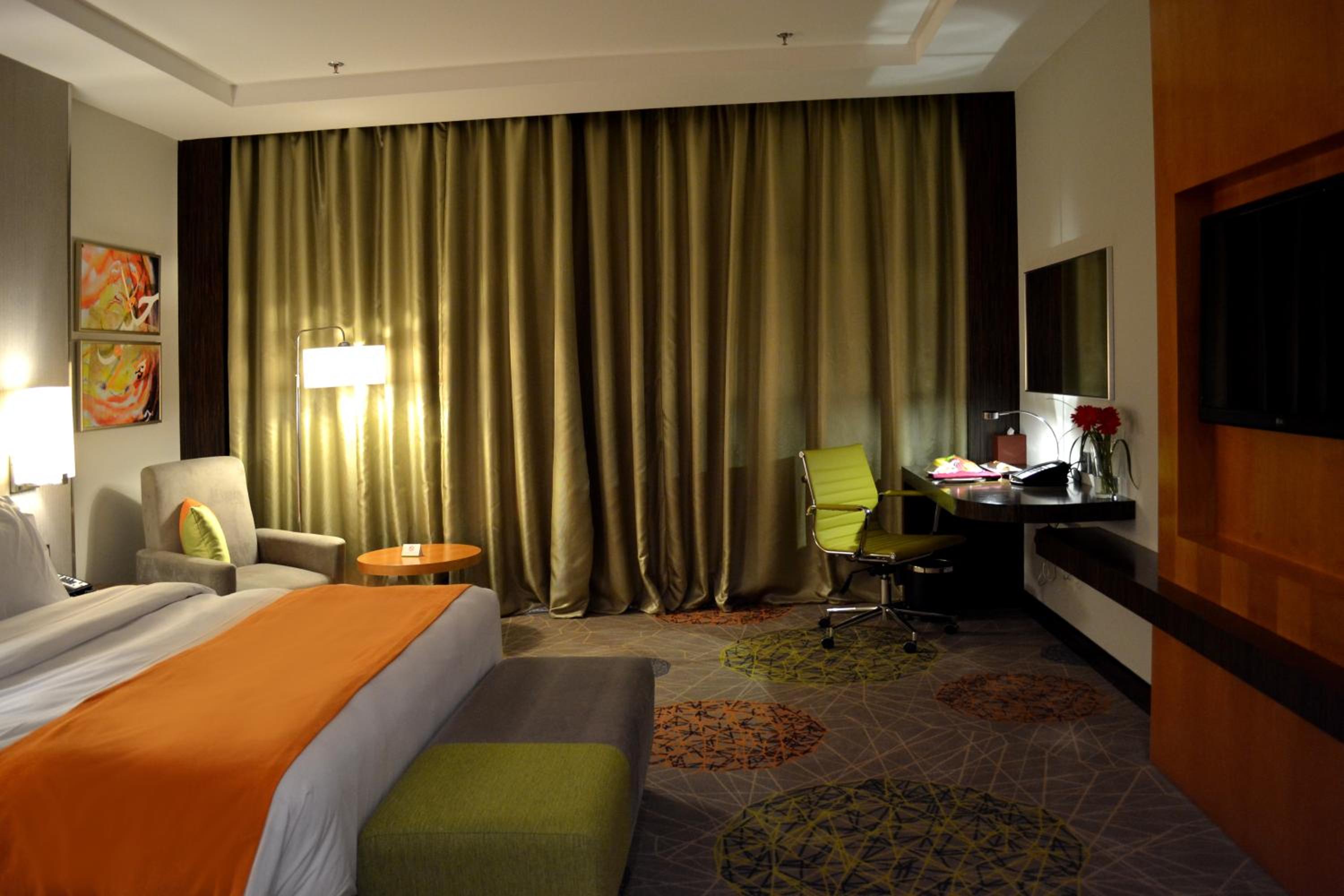 Standard King Room thumbnail 5
