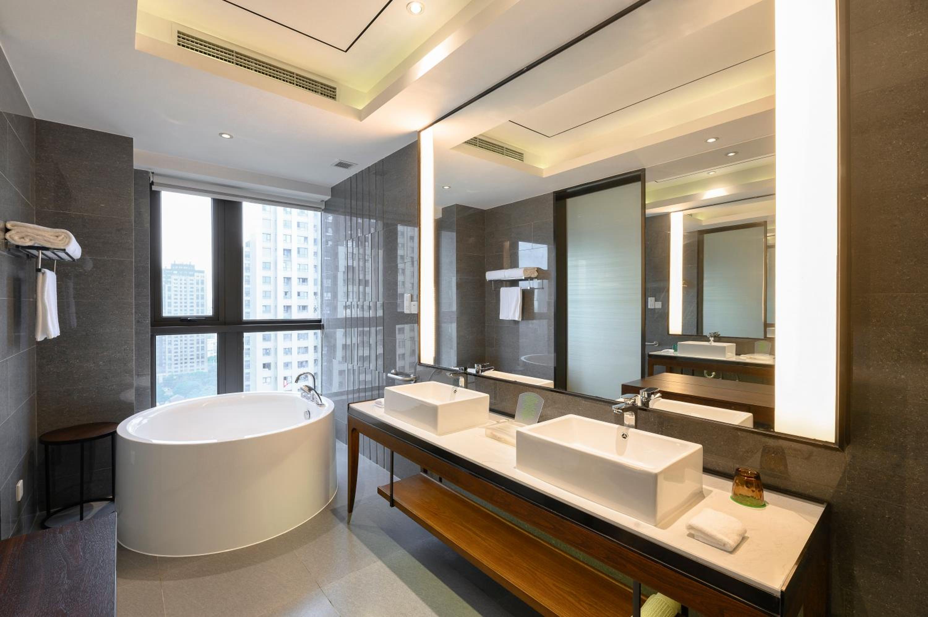 Premium King Room photo 2