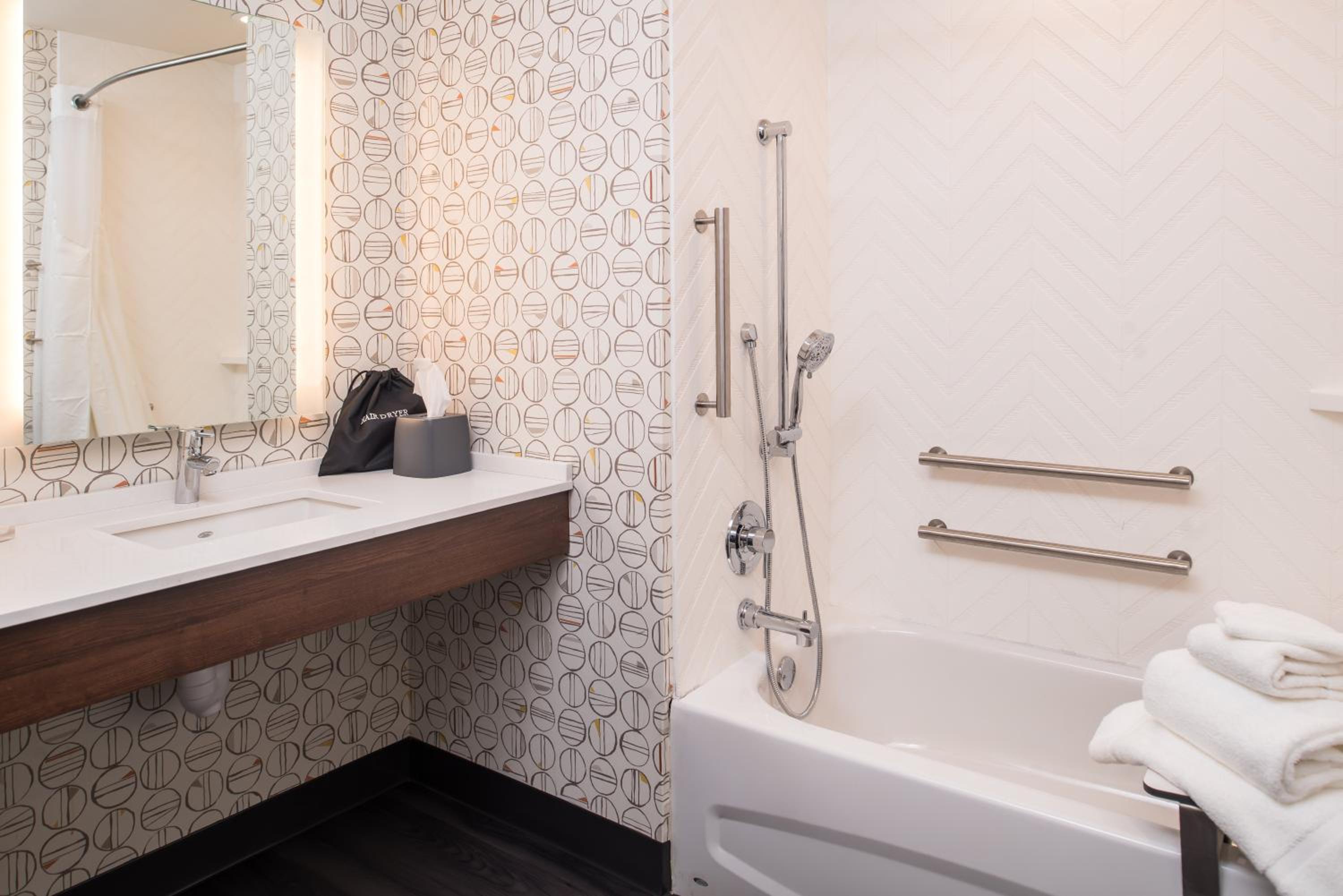 Queen Room with Two Queen Beds - Mobility Access Tub/Non-Smoking photo 3