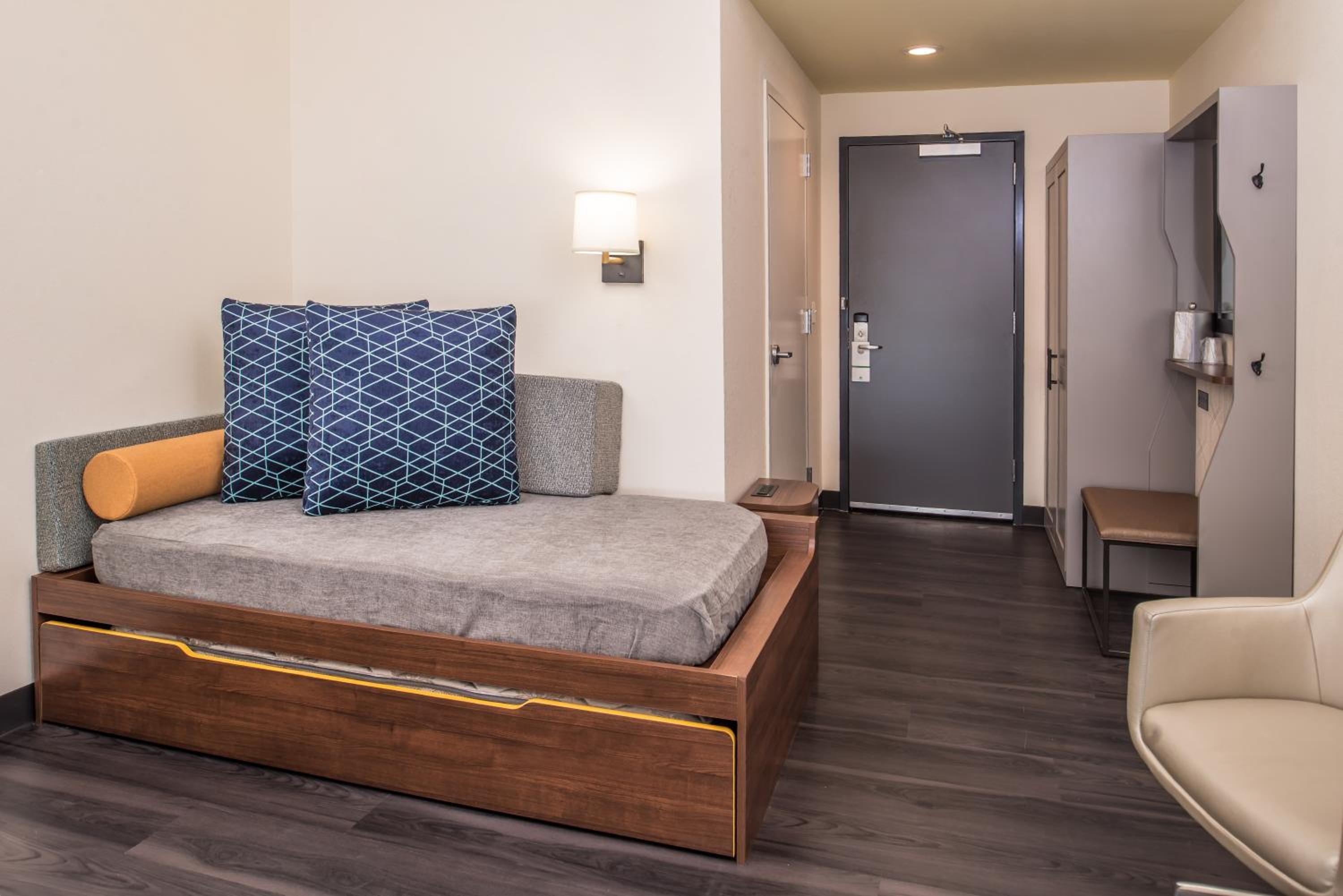Premium King Room with Sofa Bed photo 3