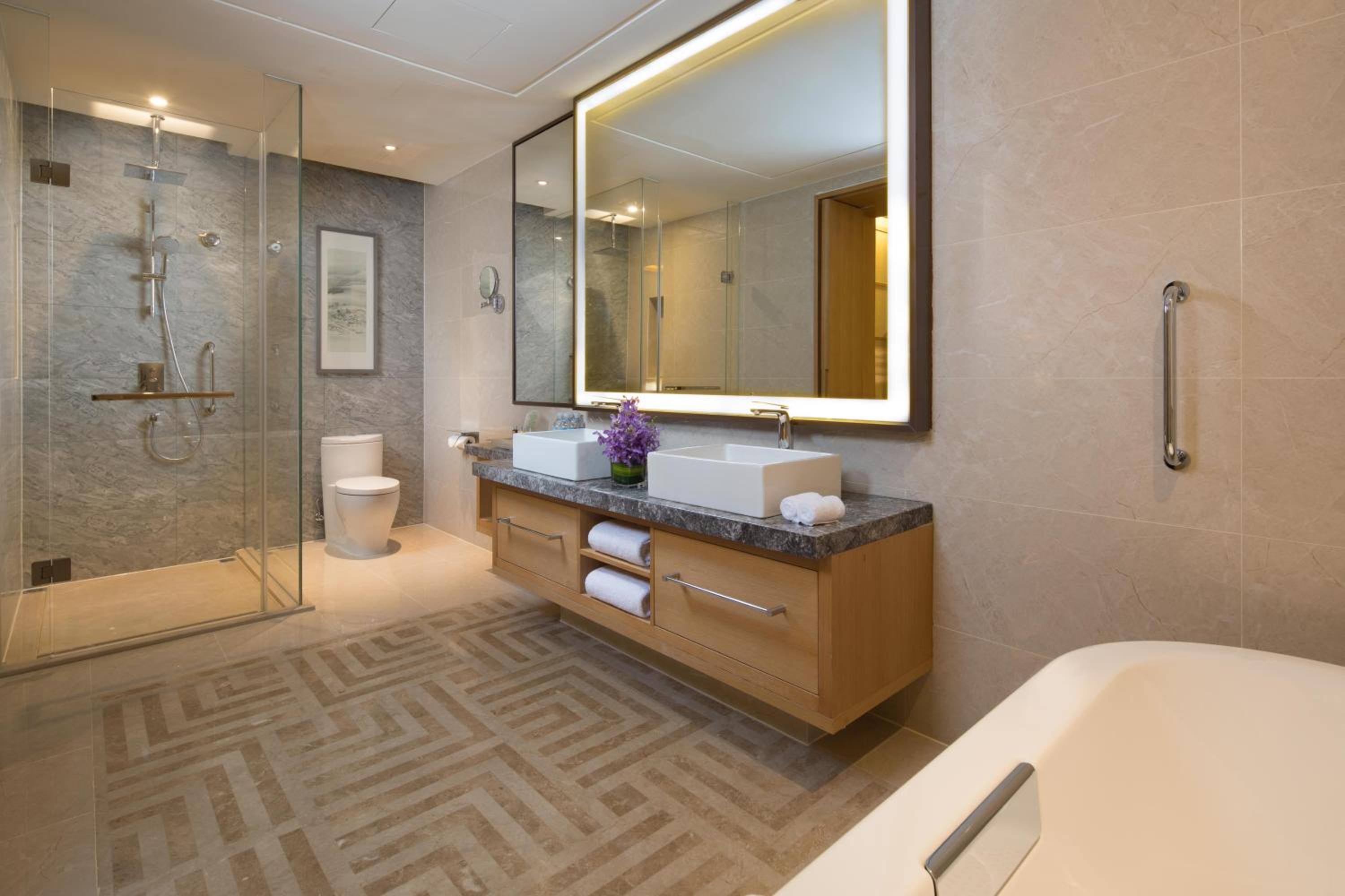 One-Bedroom King Suite with Lake View photo 3