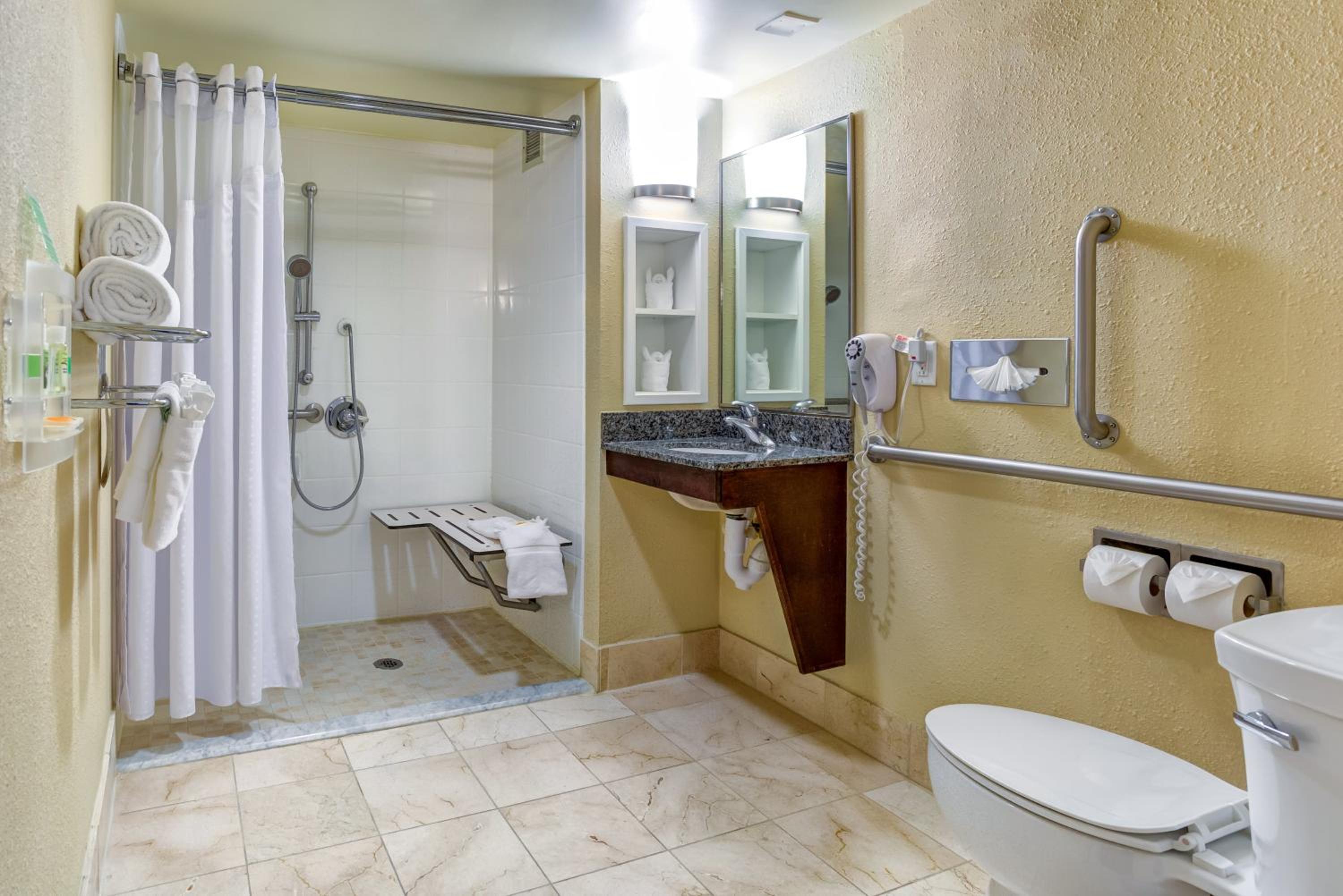 Double Room - Mobility Access with Roll-in Shower - Photo 3