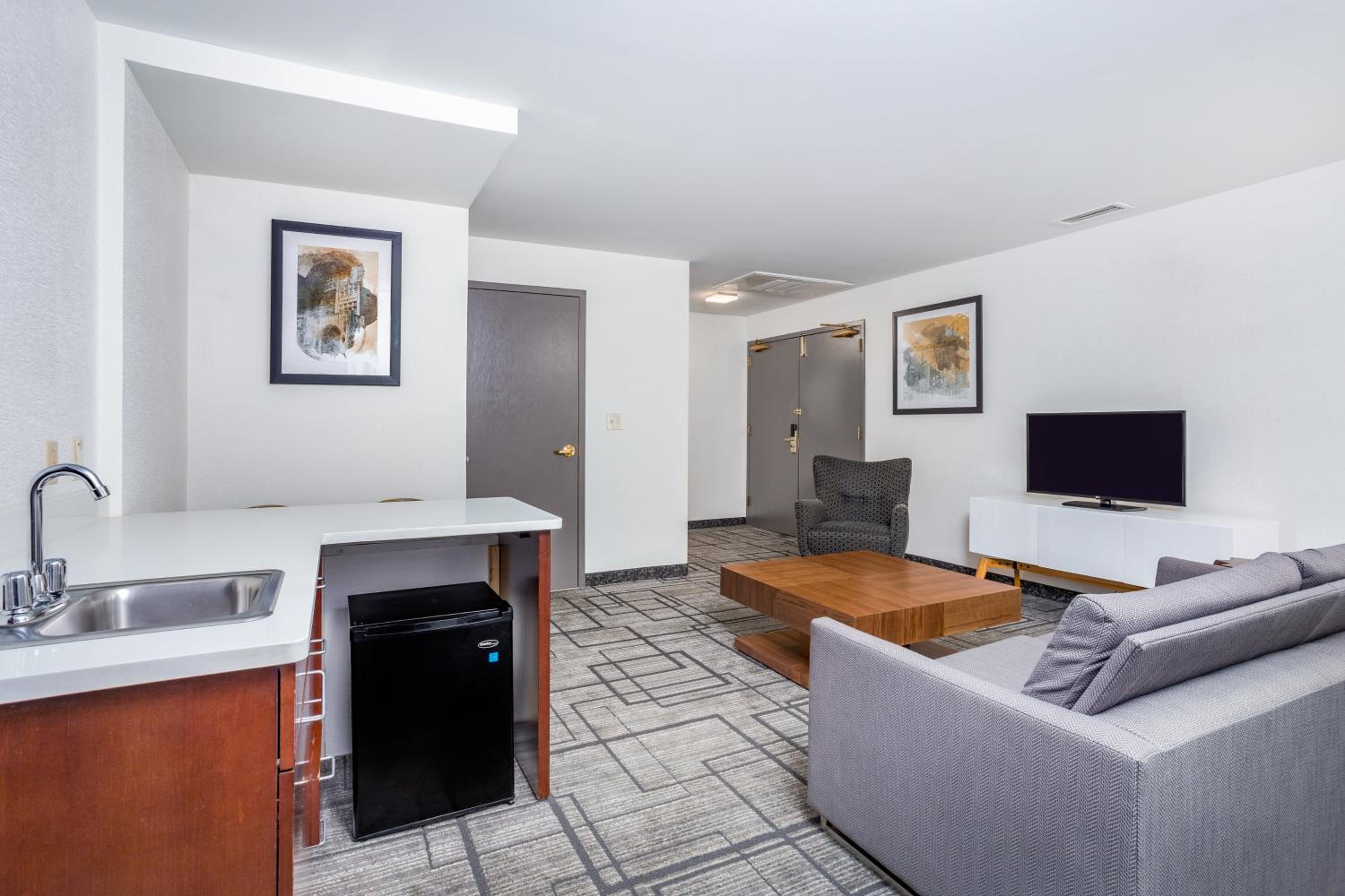 King Suite - Photo 2