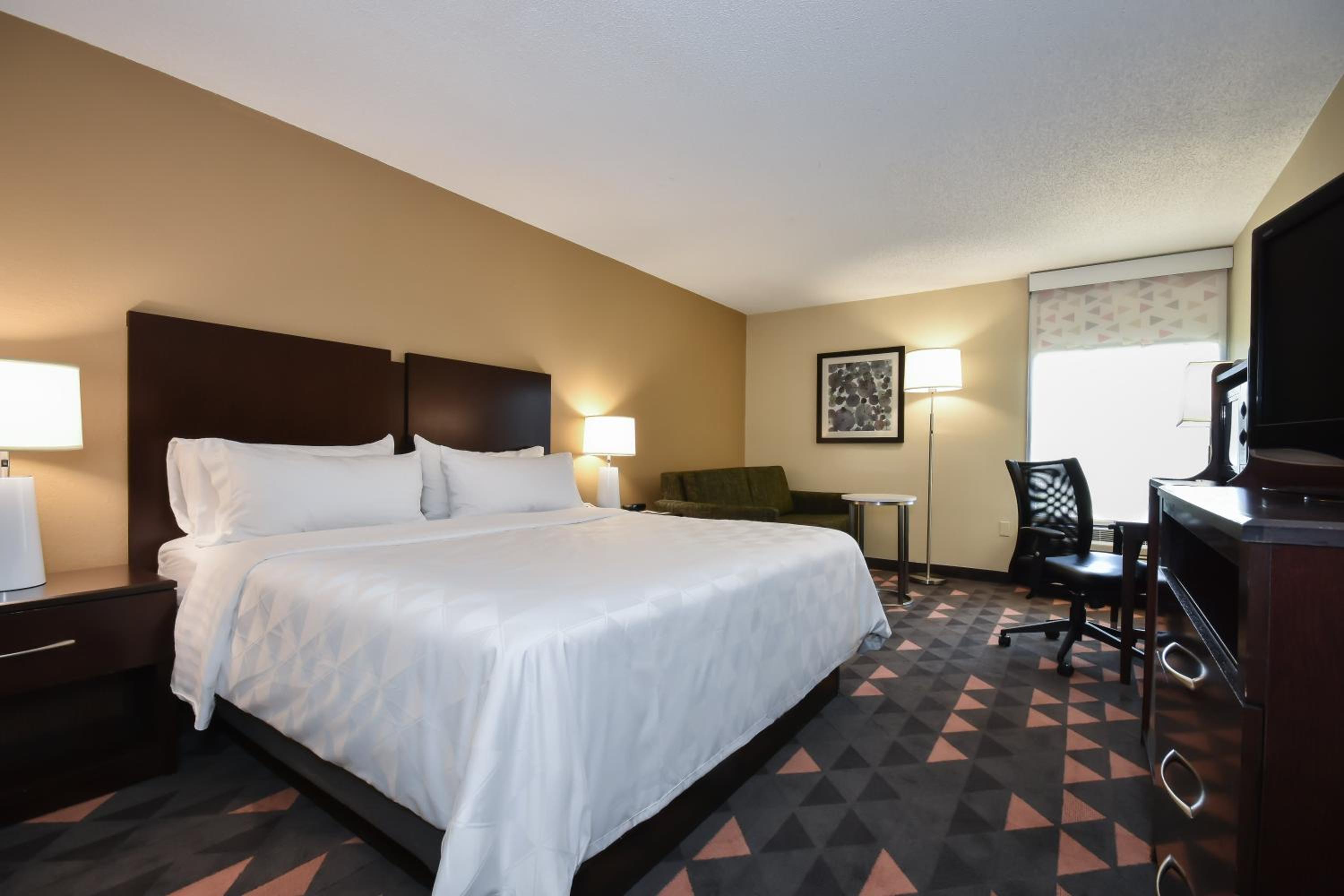 Standard King Room with Sofa Bed - Photo 2
