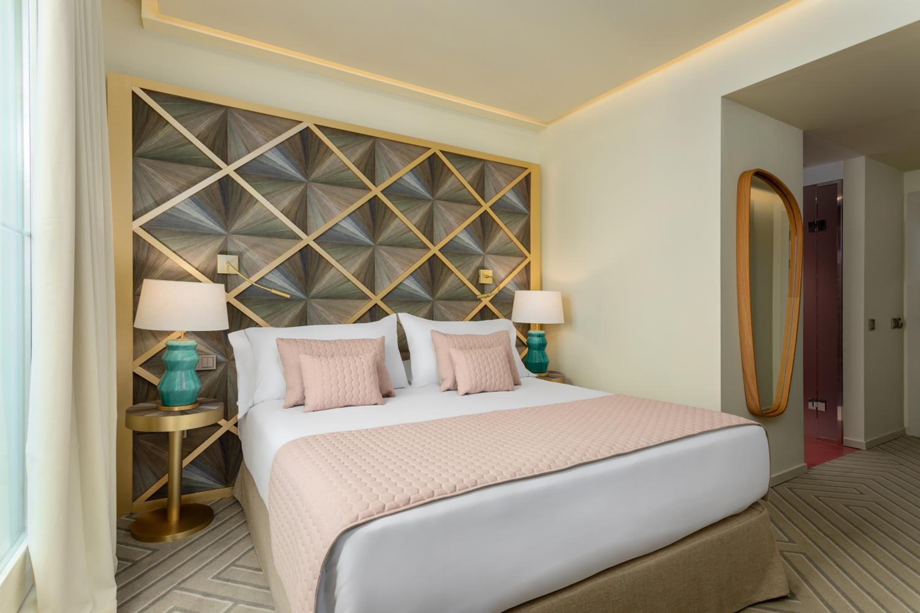 Superior Double Room with Gran Via view - Photo 4
