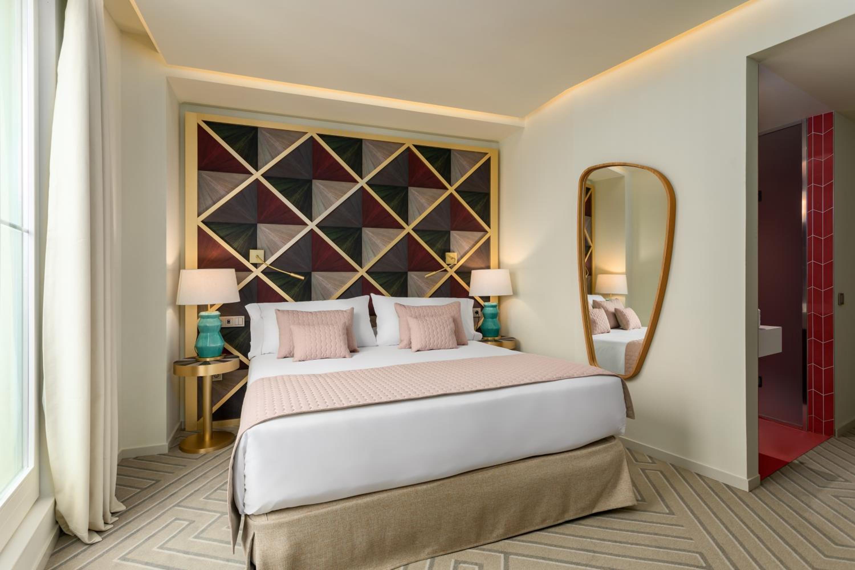 Superior Double Room with Gran Via view - Photo 8