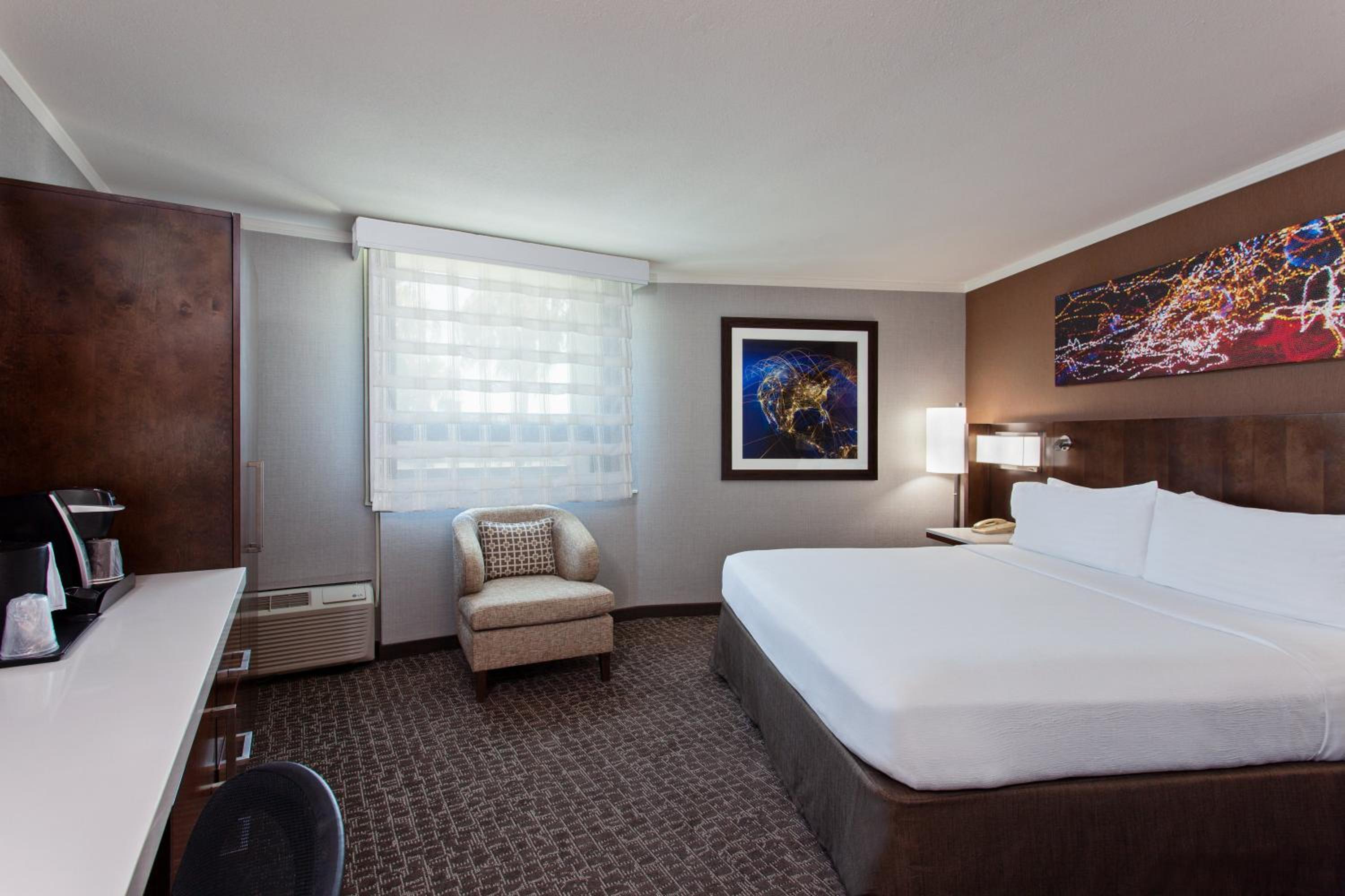 Premium King Room - Photo 2