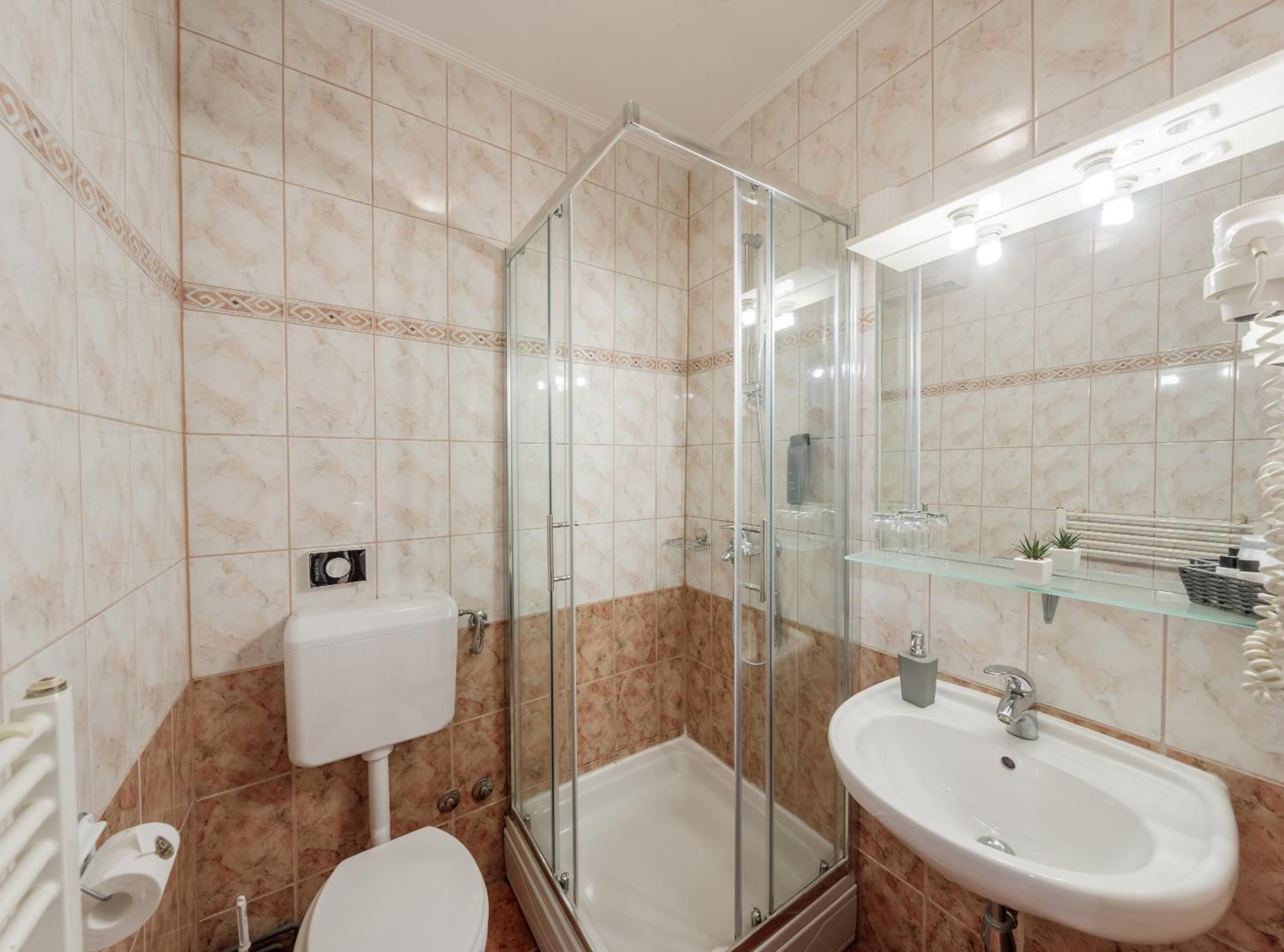 Standard Double or Twin Room - Photo 6