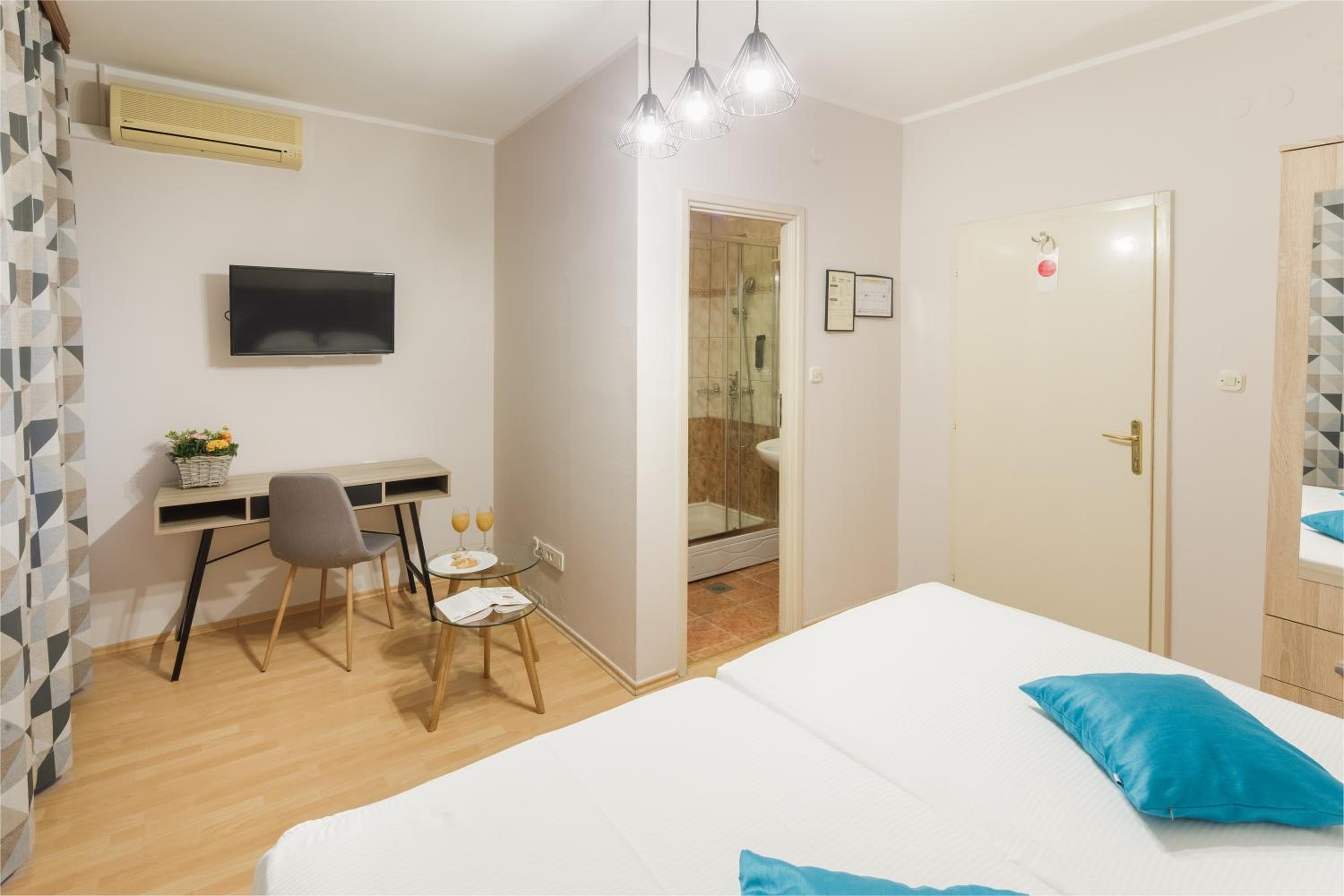 Standard Double or Twin Room - Photo 3