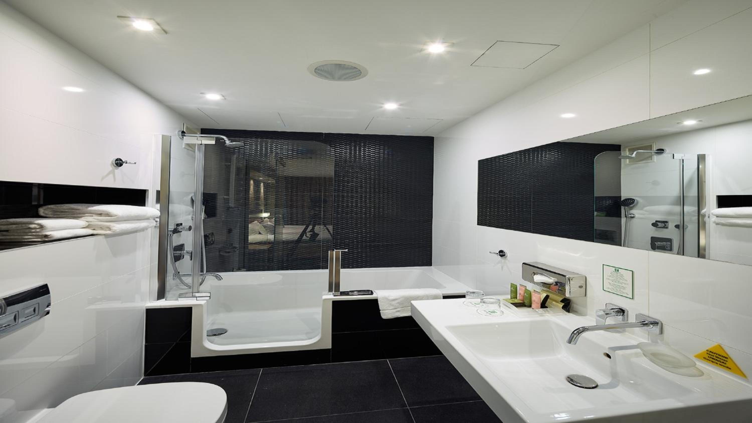 One-Bedroom Suite - Photo 8
