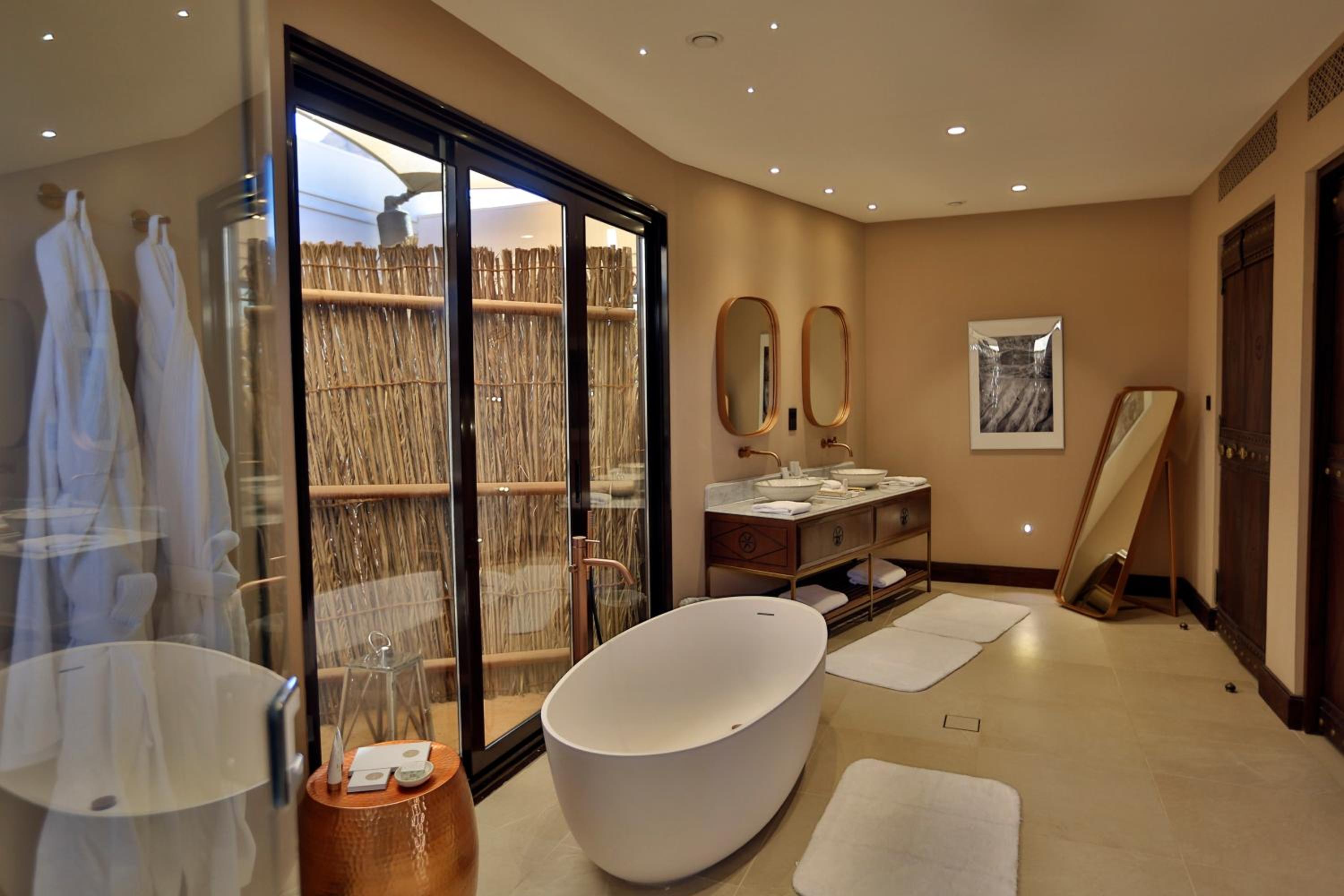 Luxury Three Bedroom Villa - Photo 26
