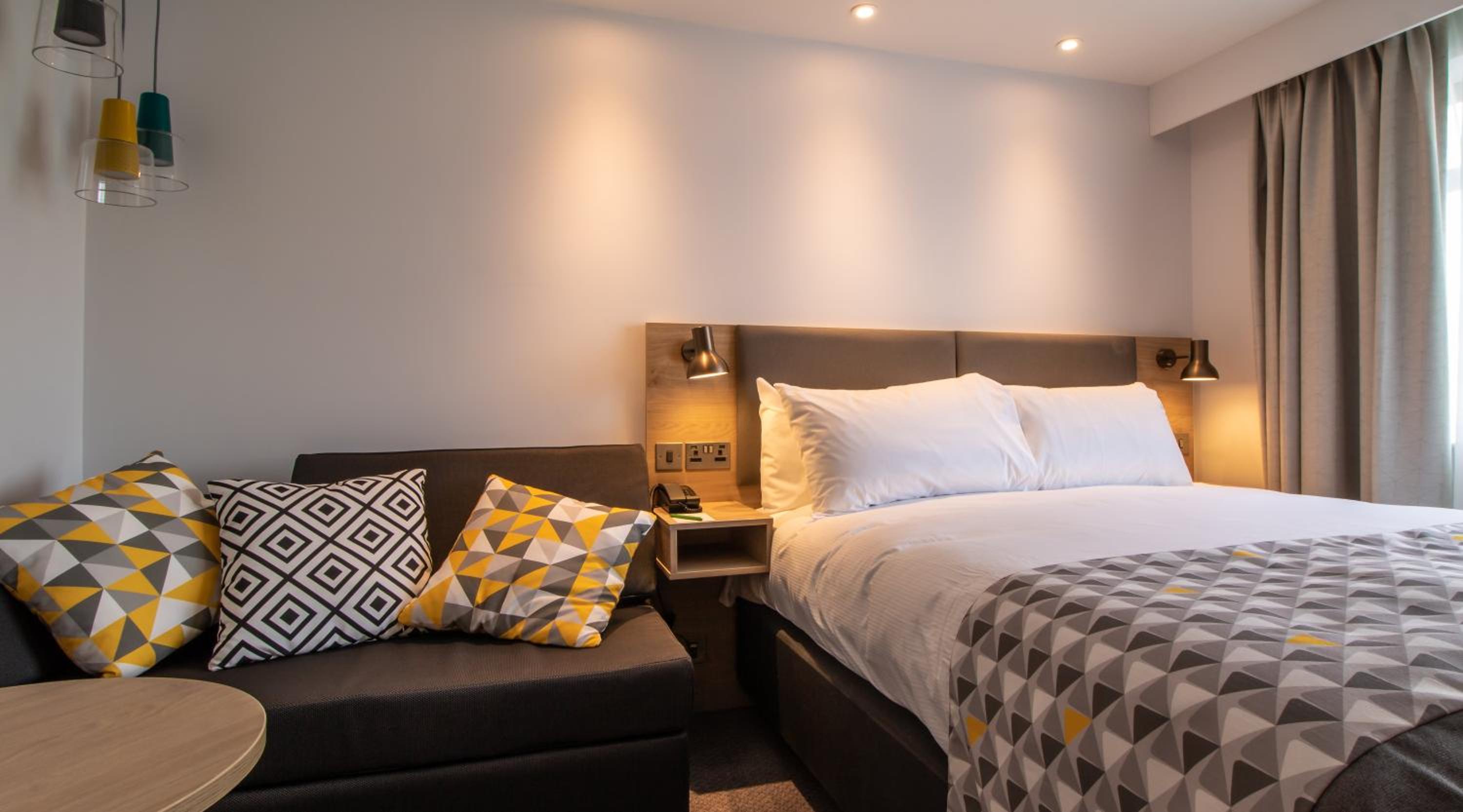 Standard Queen Room with Sofa Bed - Photo 16