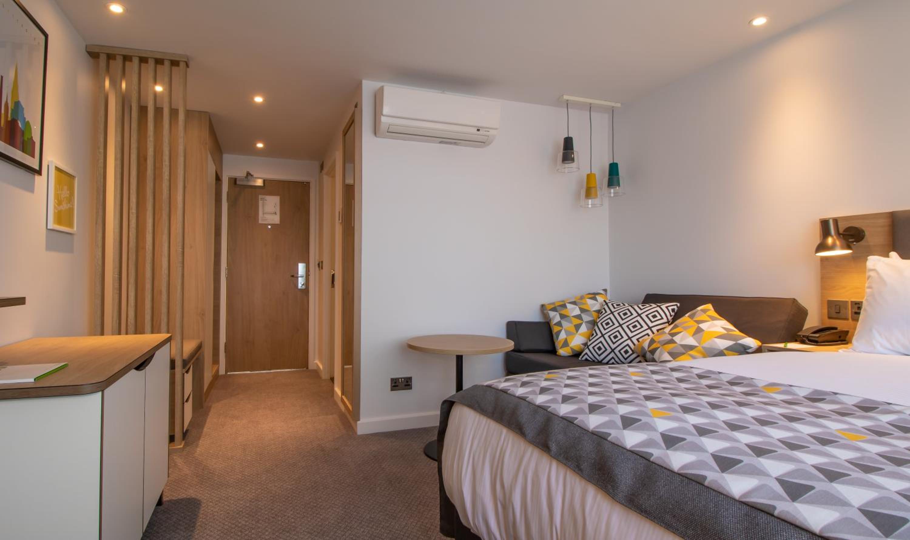 Standard Queen Room with Sofa Bed - Photo 12