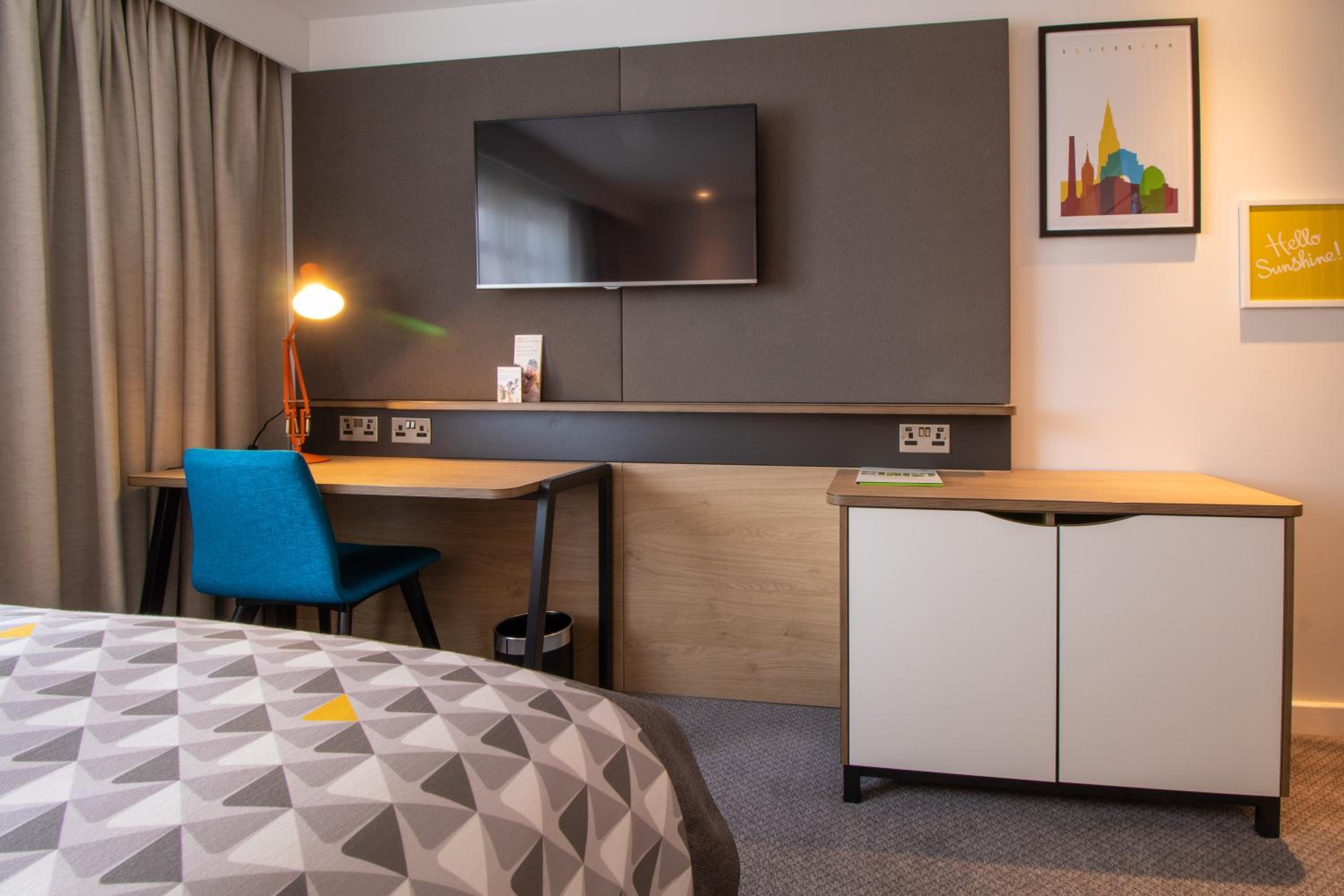 Standard Queen Room with Sofa Bed - Photo 19