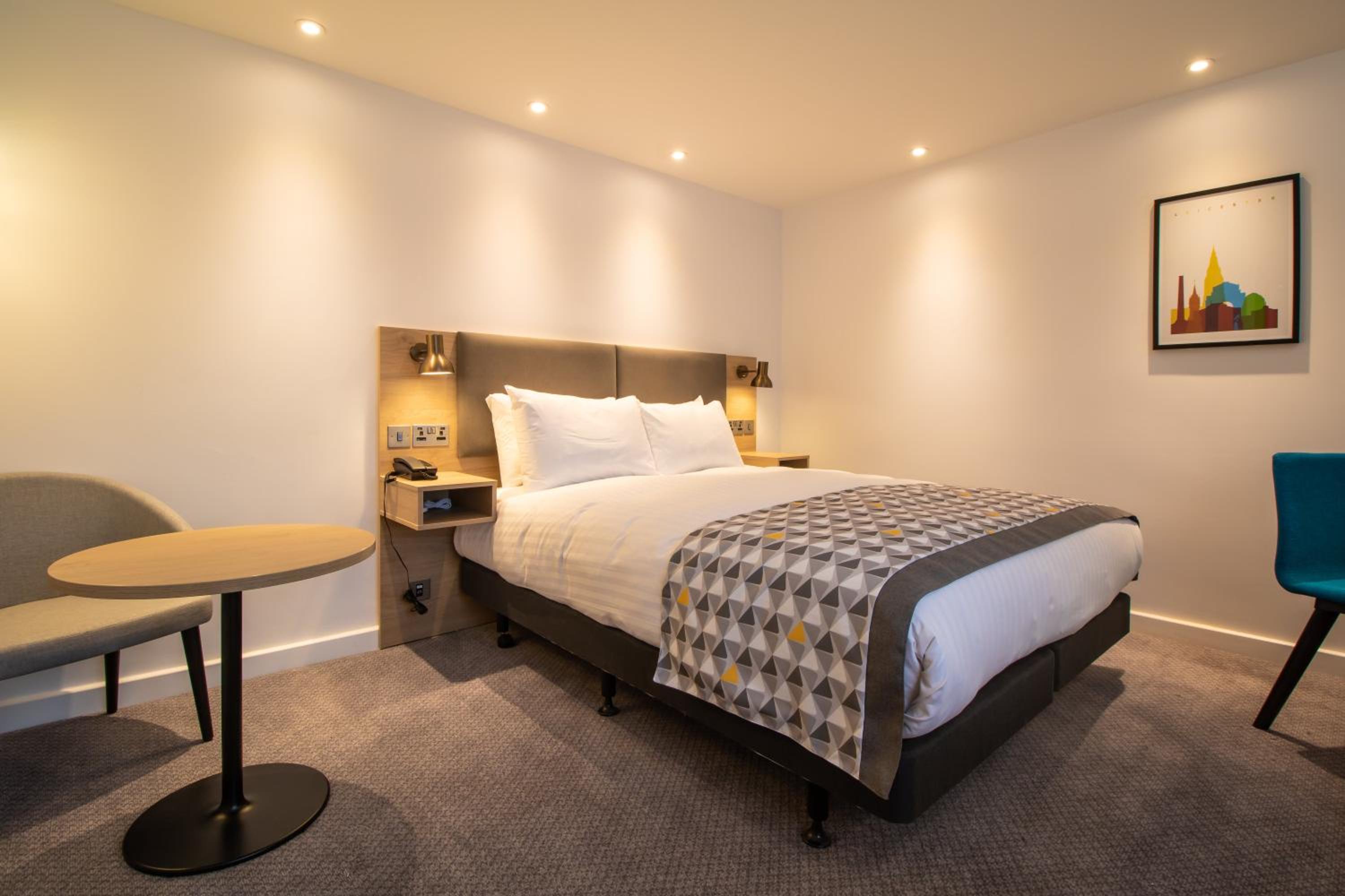 Standard Queen Room - Disability Access - Photo 8