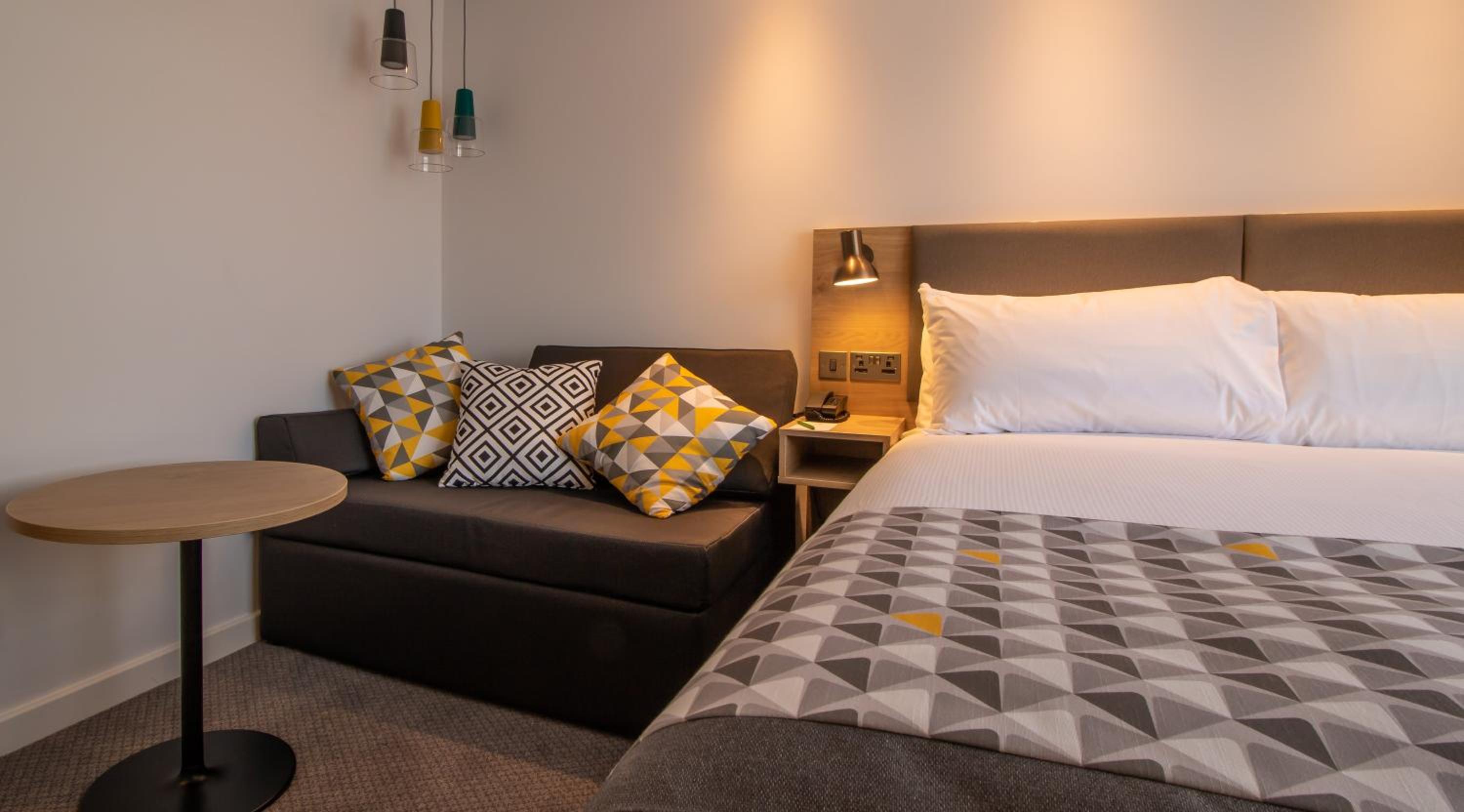 Standard Queen Room with Sofa Bed - Photo 18