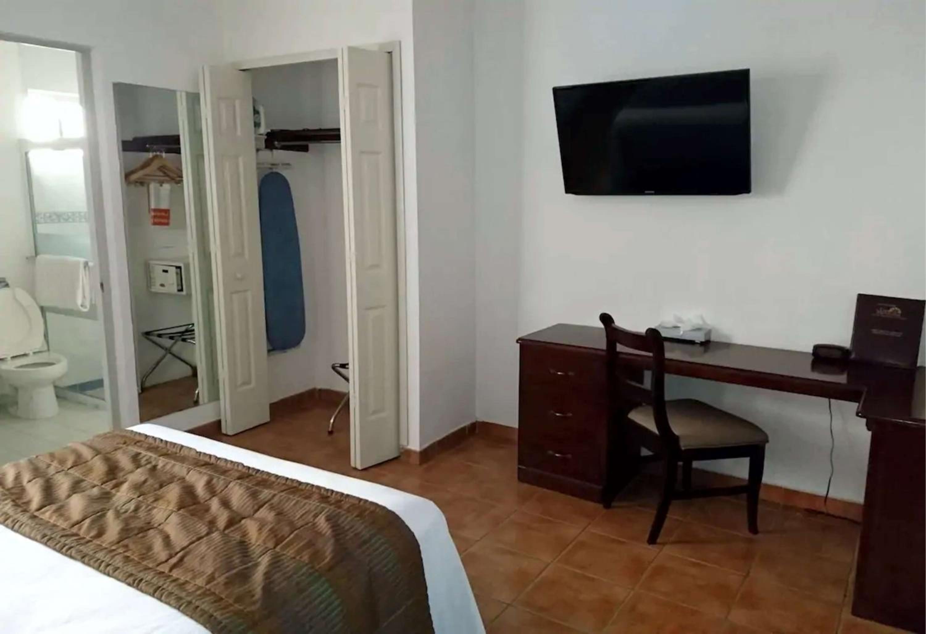 Double Room - Non-Smoking  - Photo 7