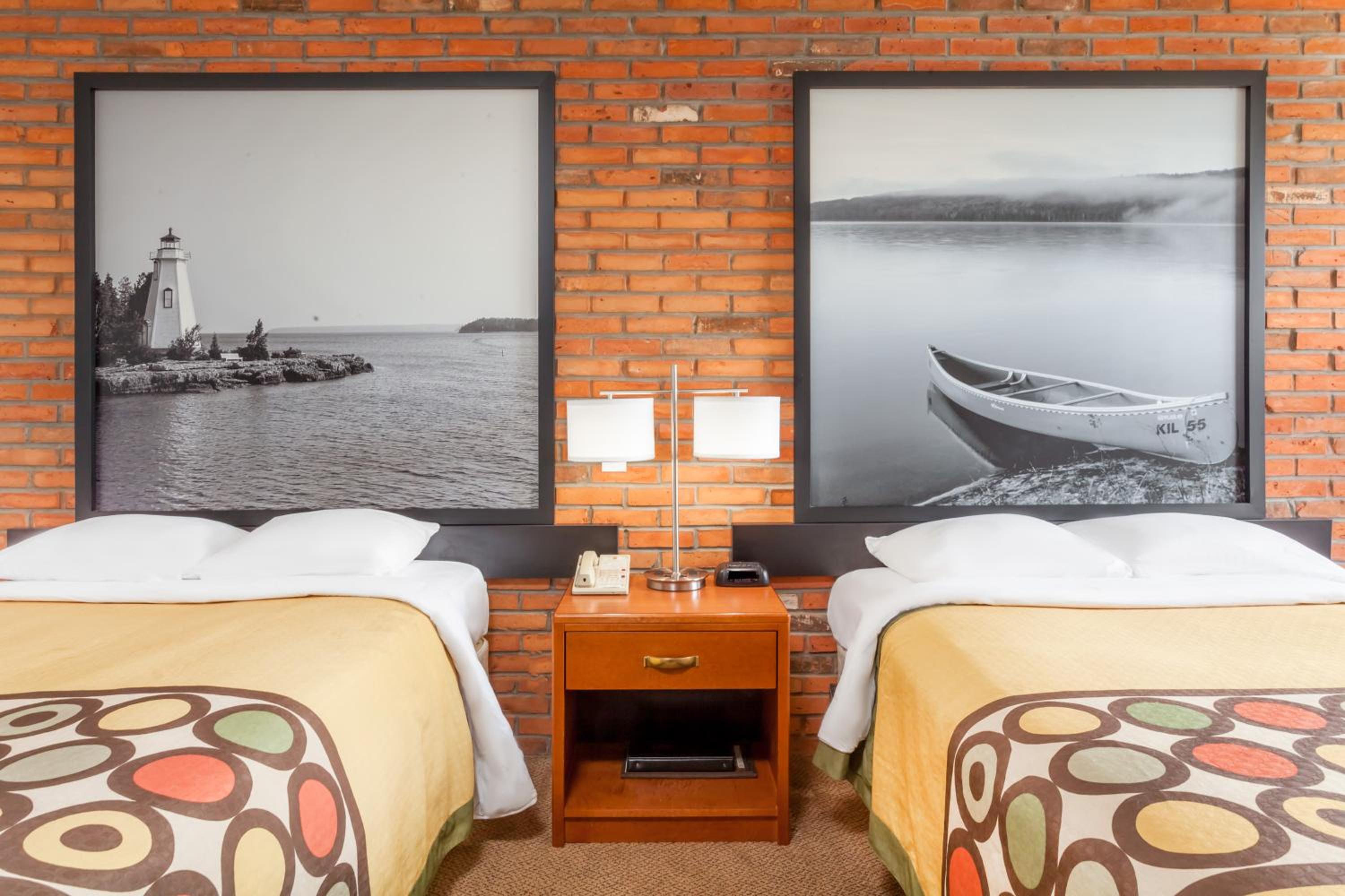 Queen Room with Two Queen Beds - Non-Smoking - Photo 3