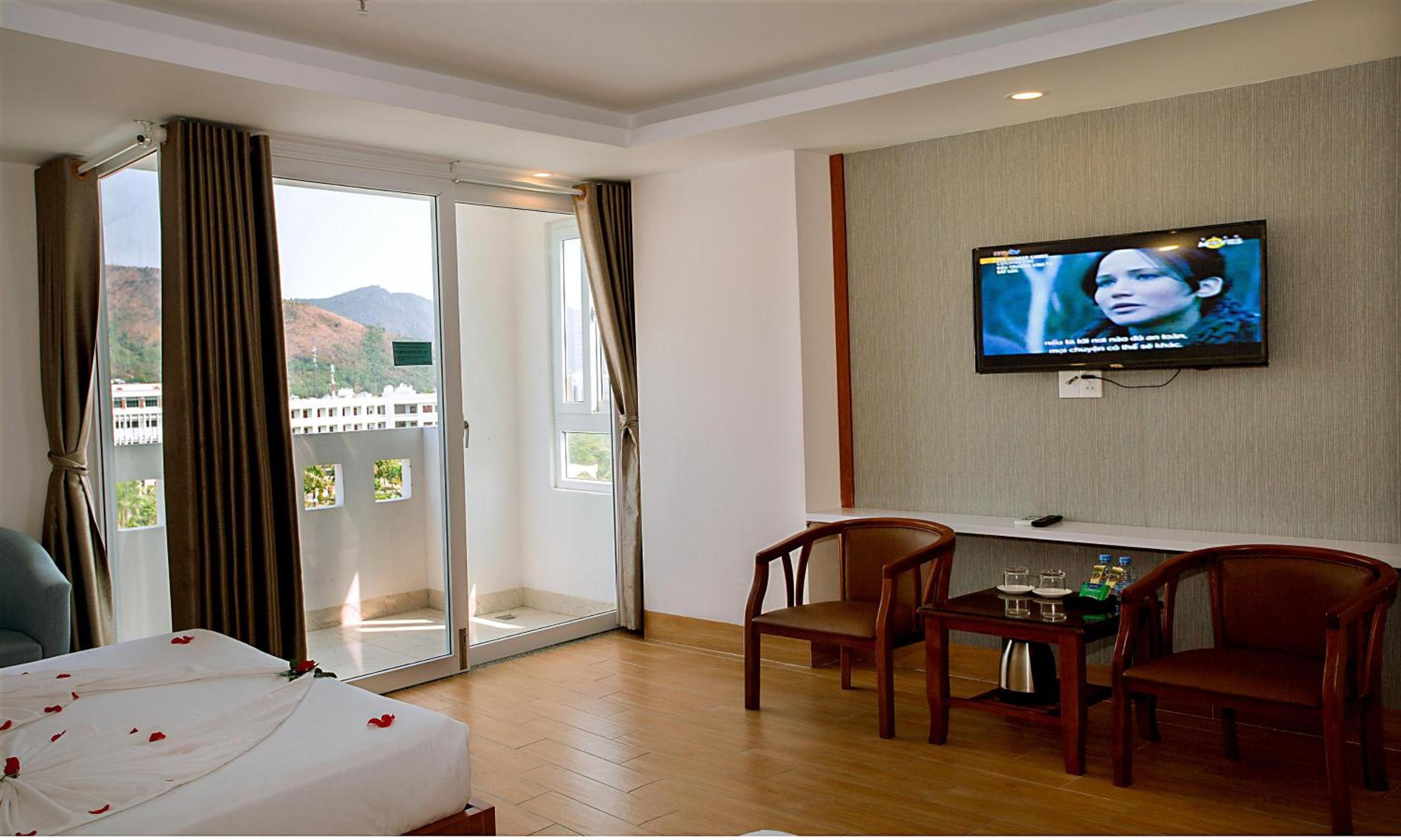 Family Suite with Balcony - Photo 4