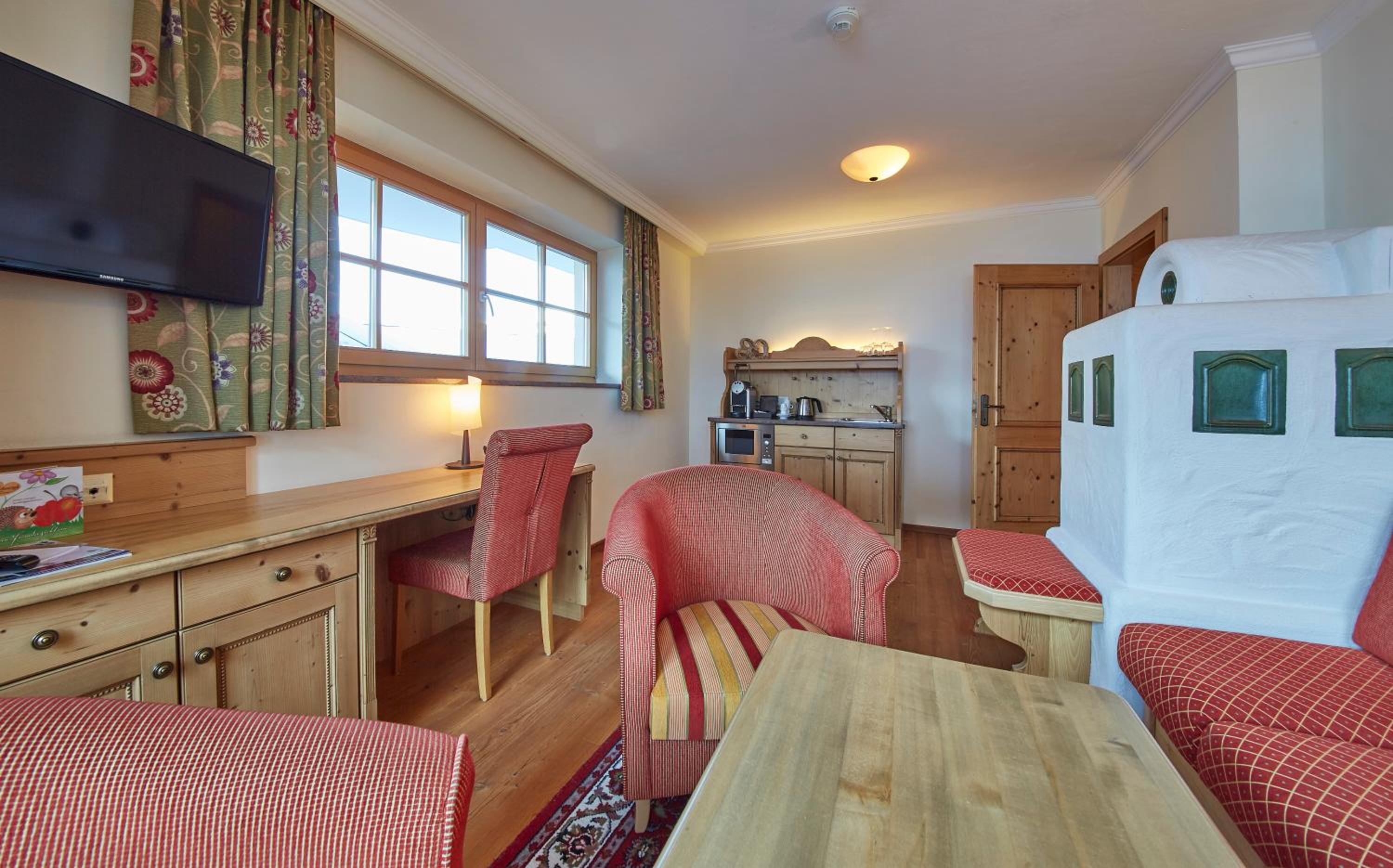Superior Family Suite with One Bathroom - Photo 4