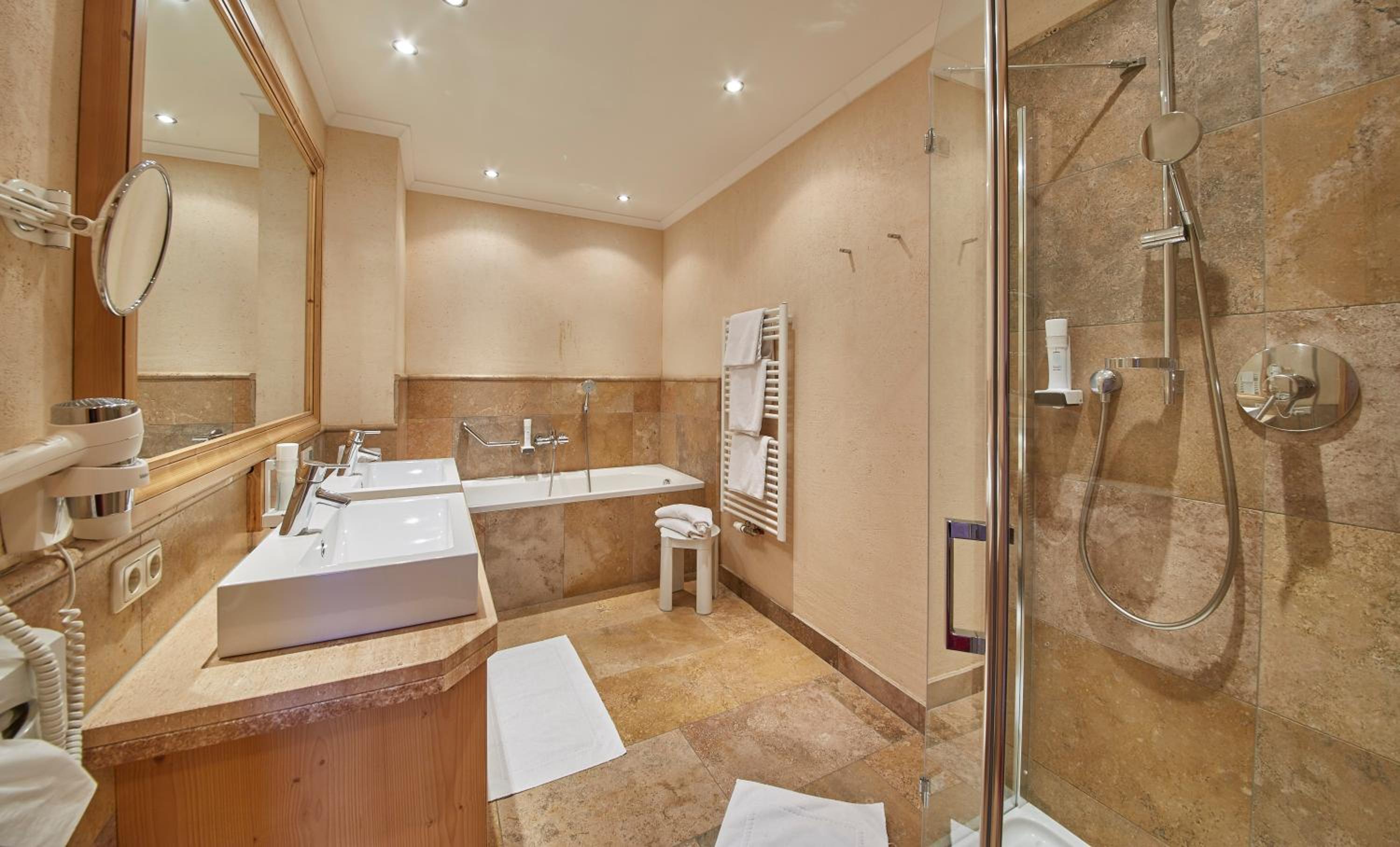 Superior Family Suite with One Bathroom - Photo 9