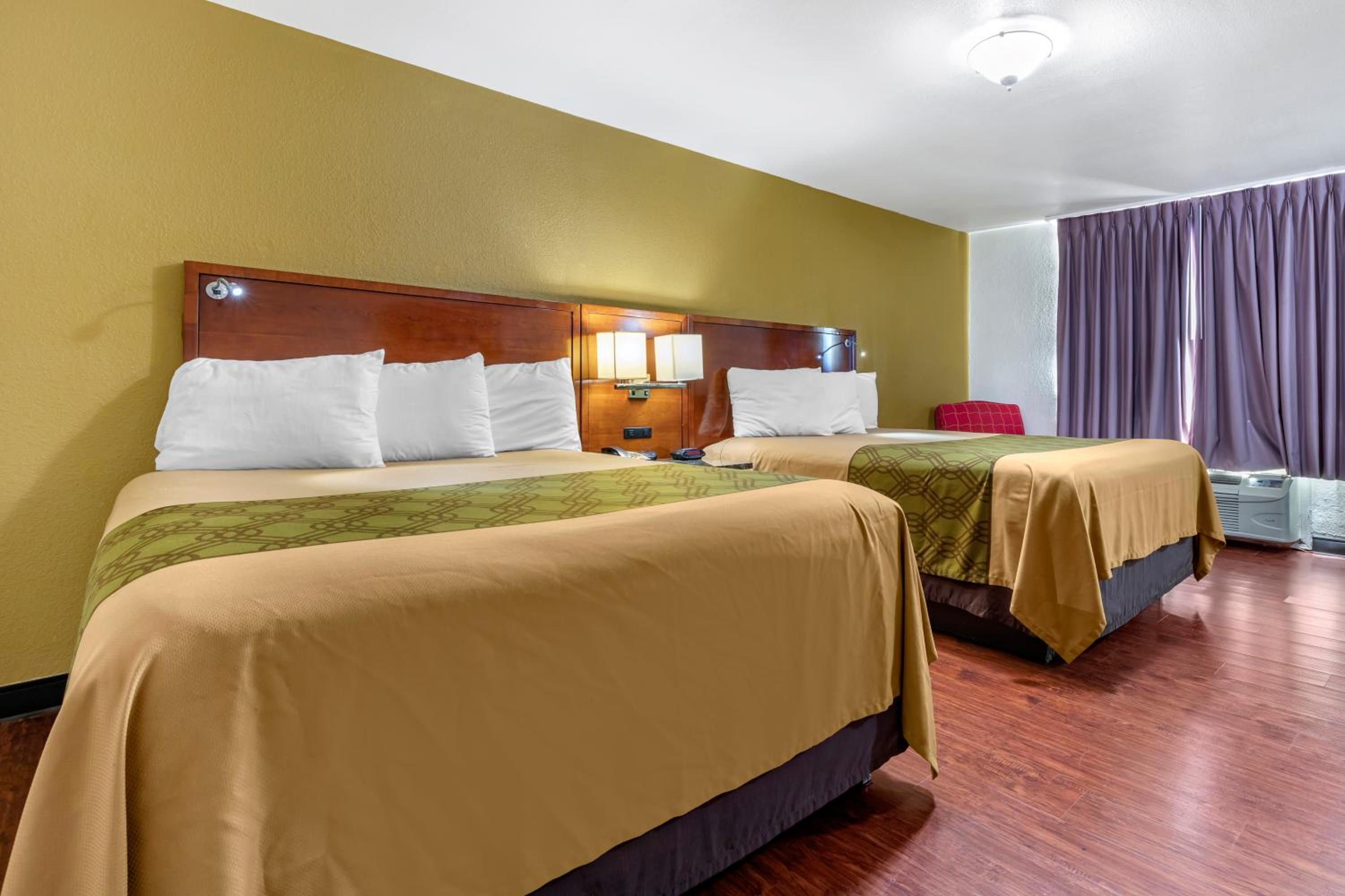 Queen Room with Two Queen Beds - Non-Smoking - Photo 1