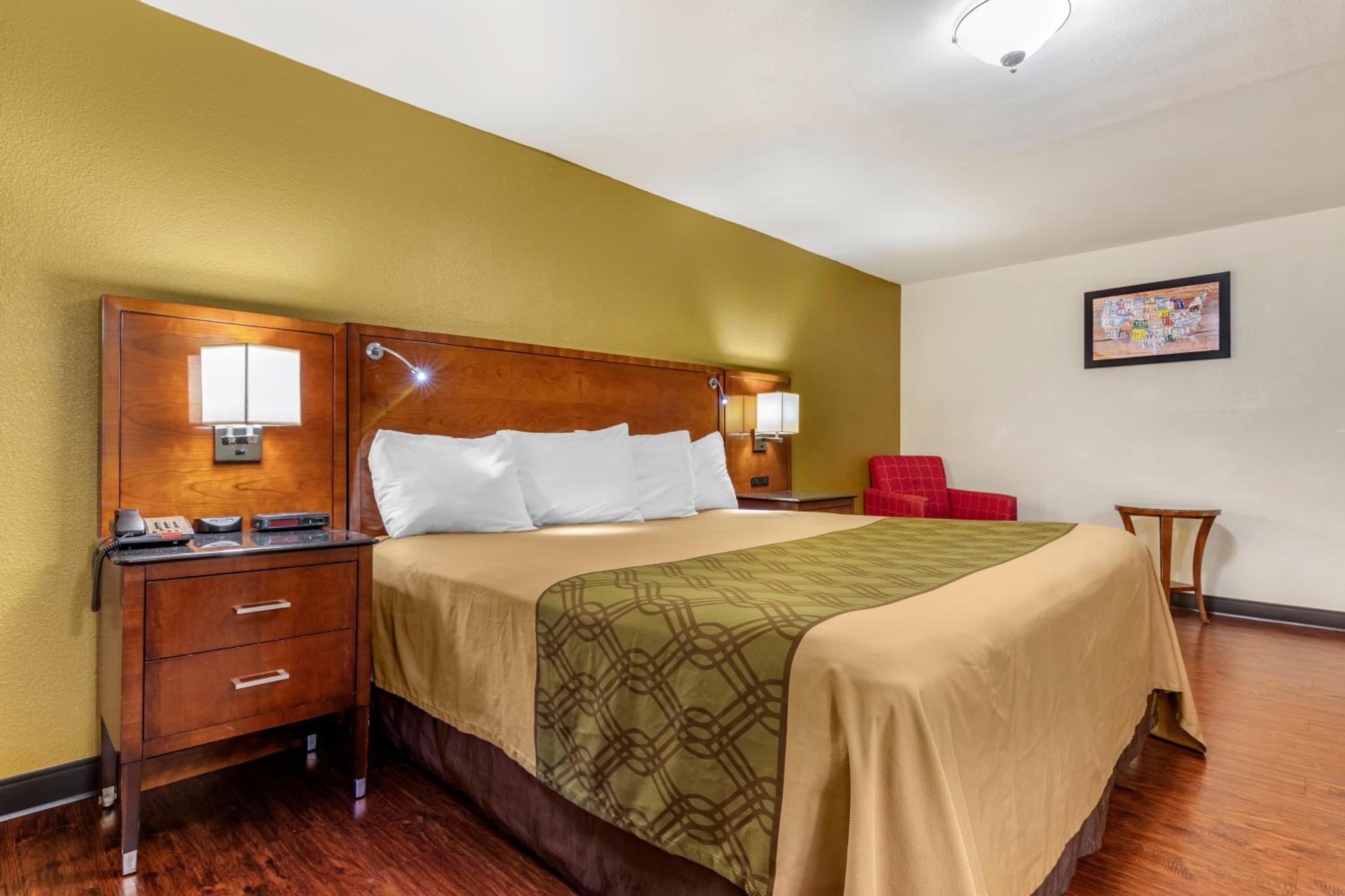 Standard King Room - Non-Smoking  - Photo 7