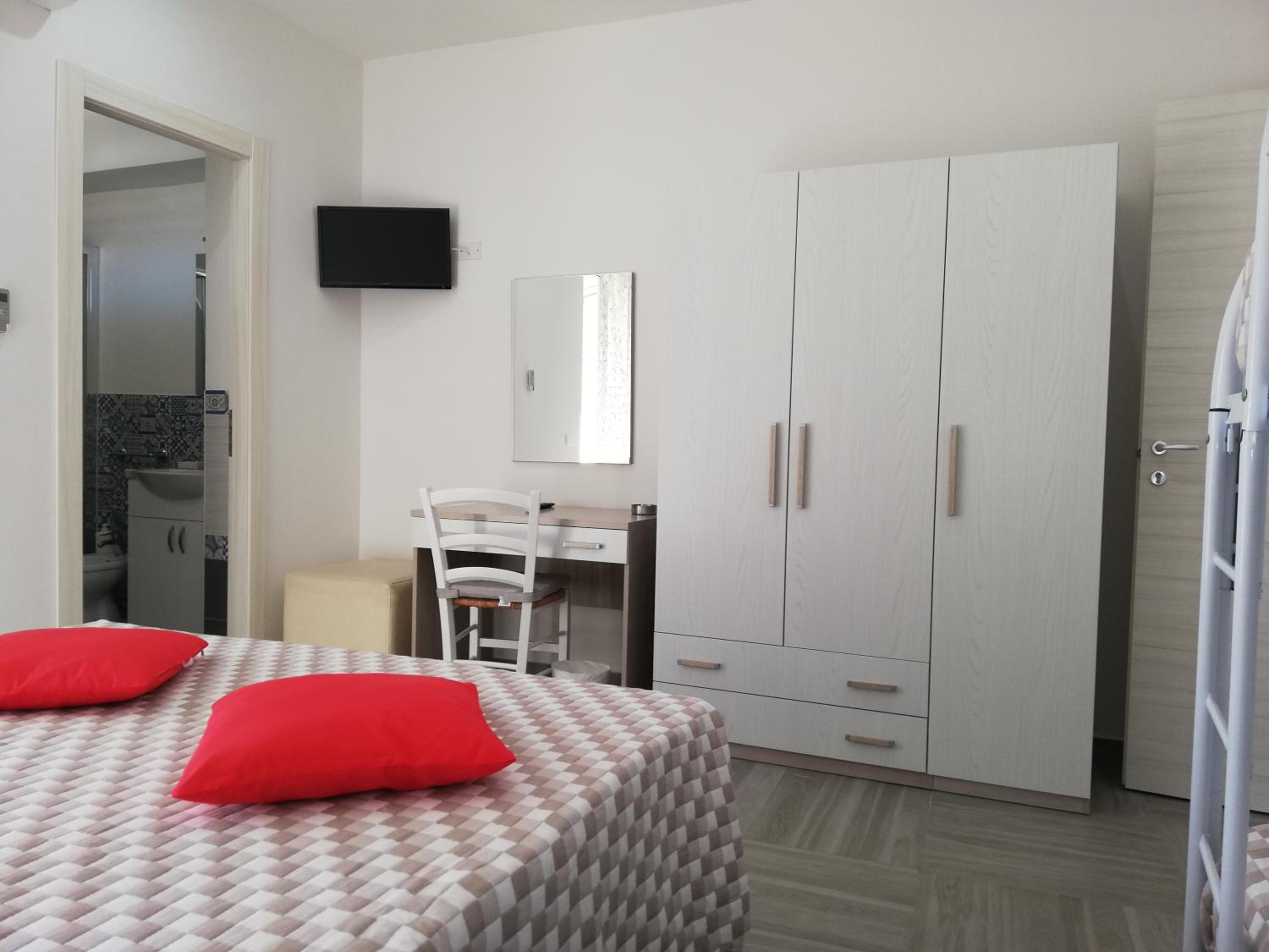 Family Room with Private Bathroom - Photo 9