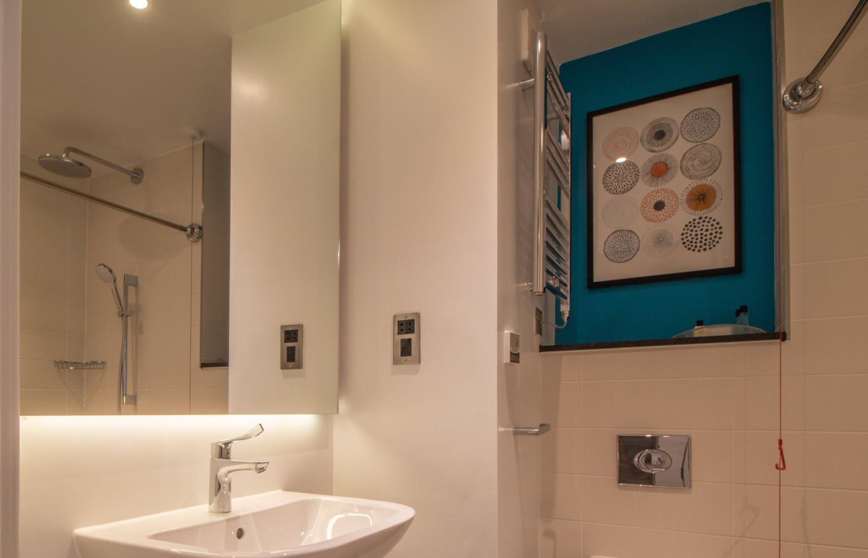 Standard Queen Room - Disability Access - Photo 10