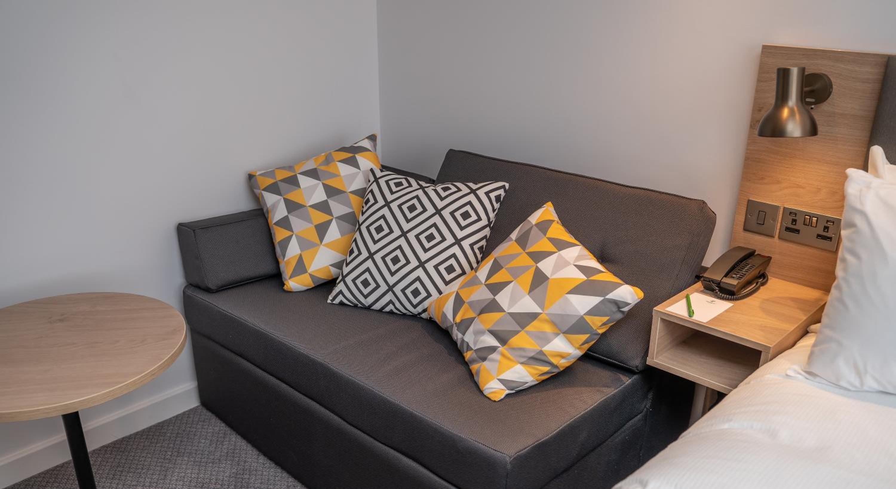Standard Queen Room with Sofa Bed - Photo 17