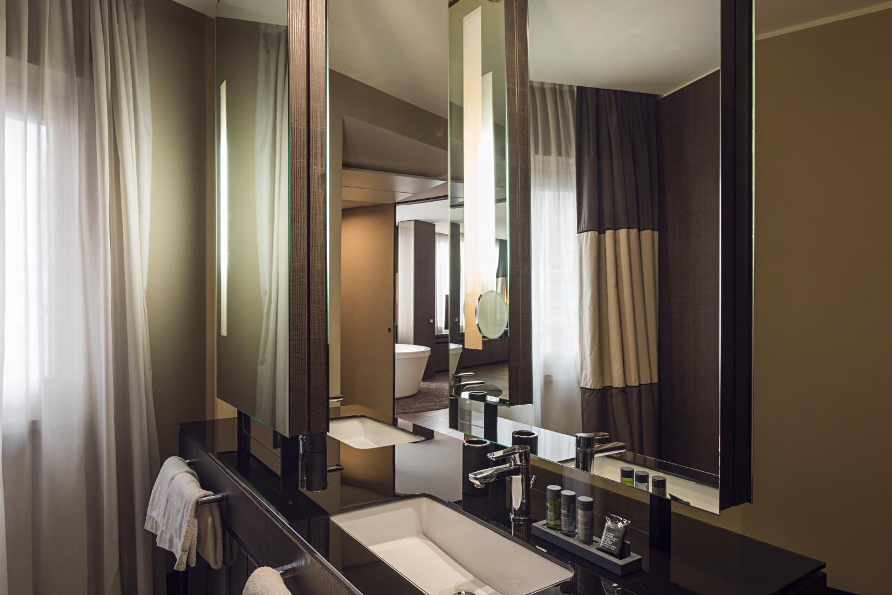 Suite with Spa Bath thumbnail 6