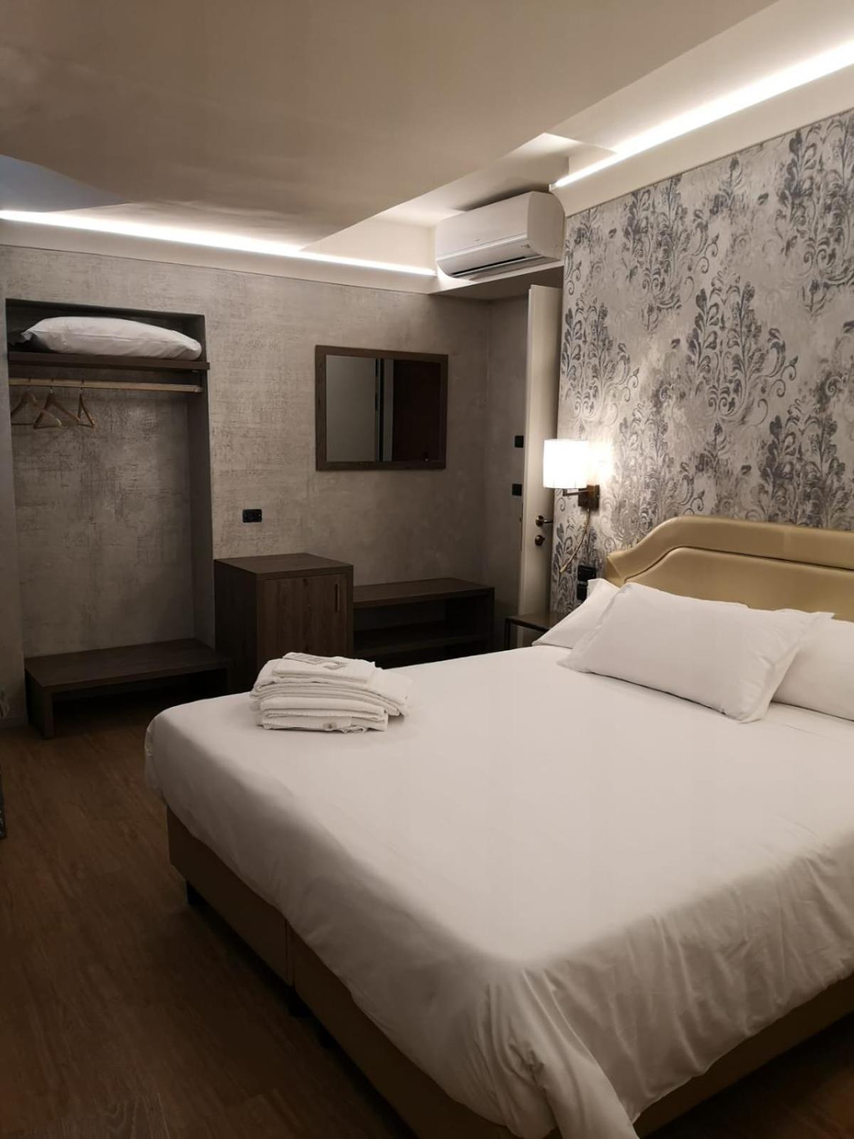 Double or Twin Room photo 3