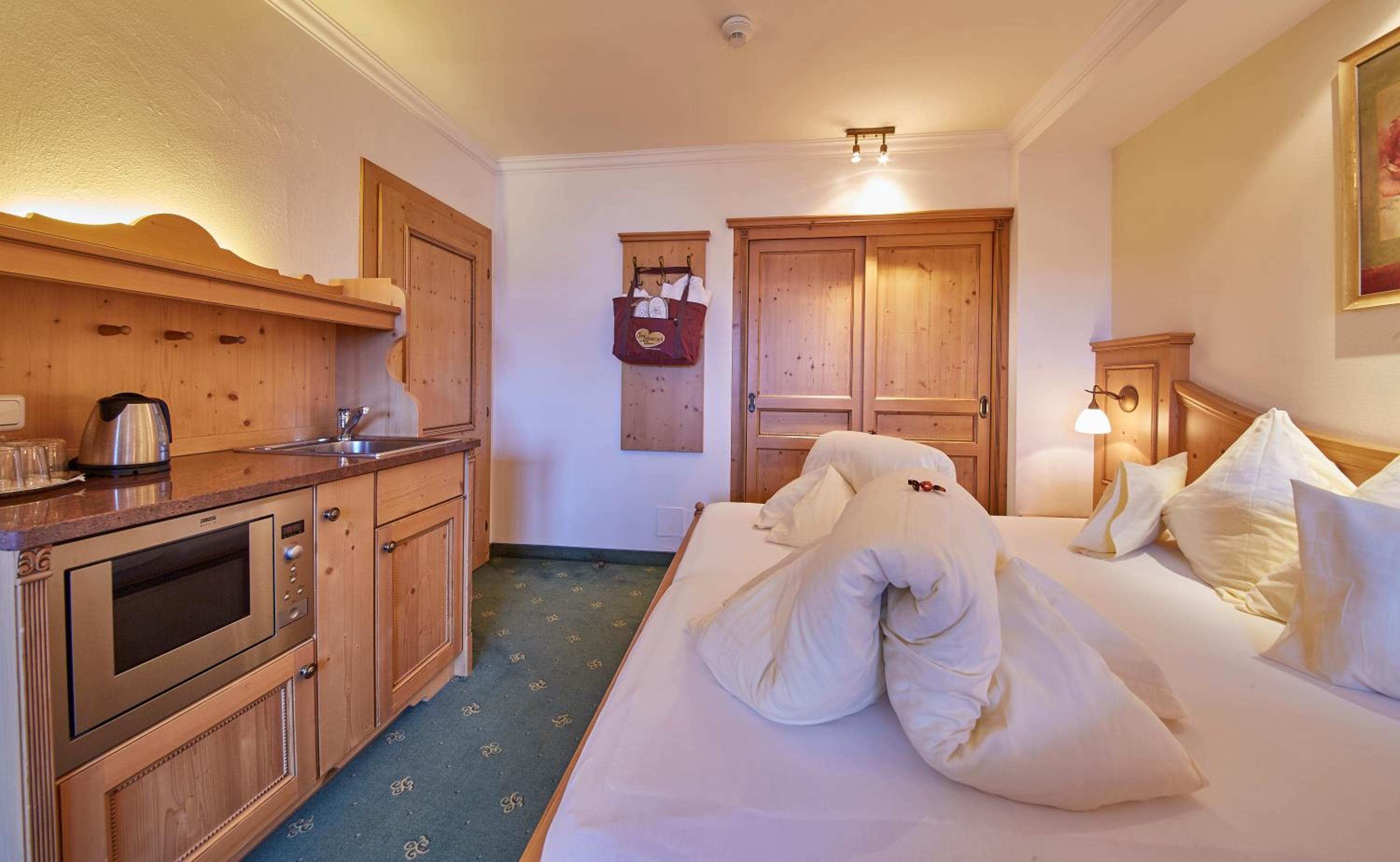 Deluxe Family Suite with Shower and Bathroom - Photo 1