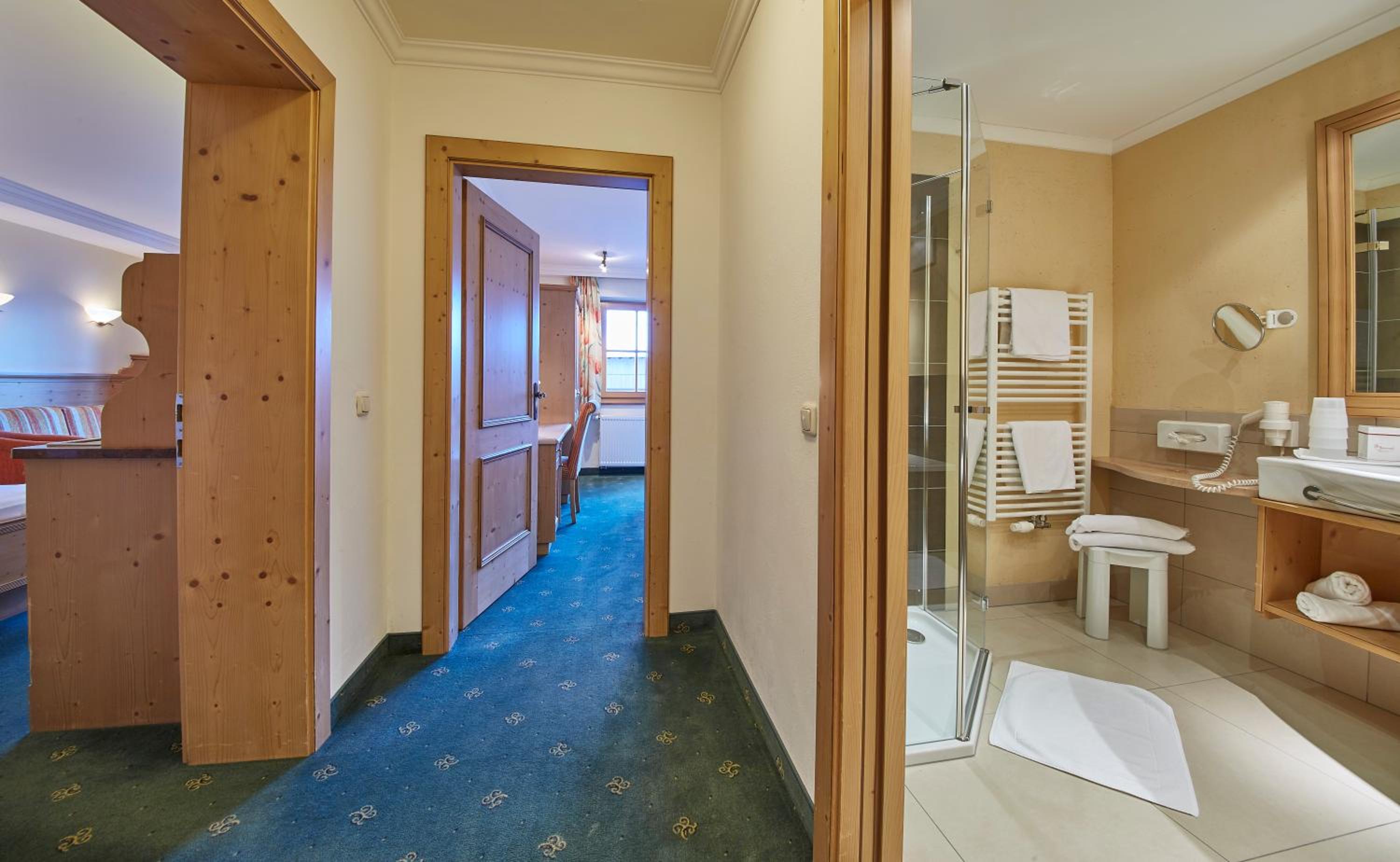 Deluxe Family Suite with Shower and Bathroom - Photo 2