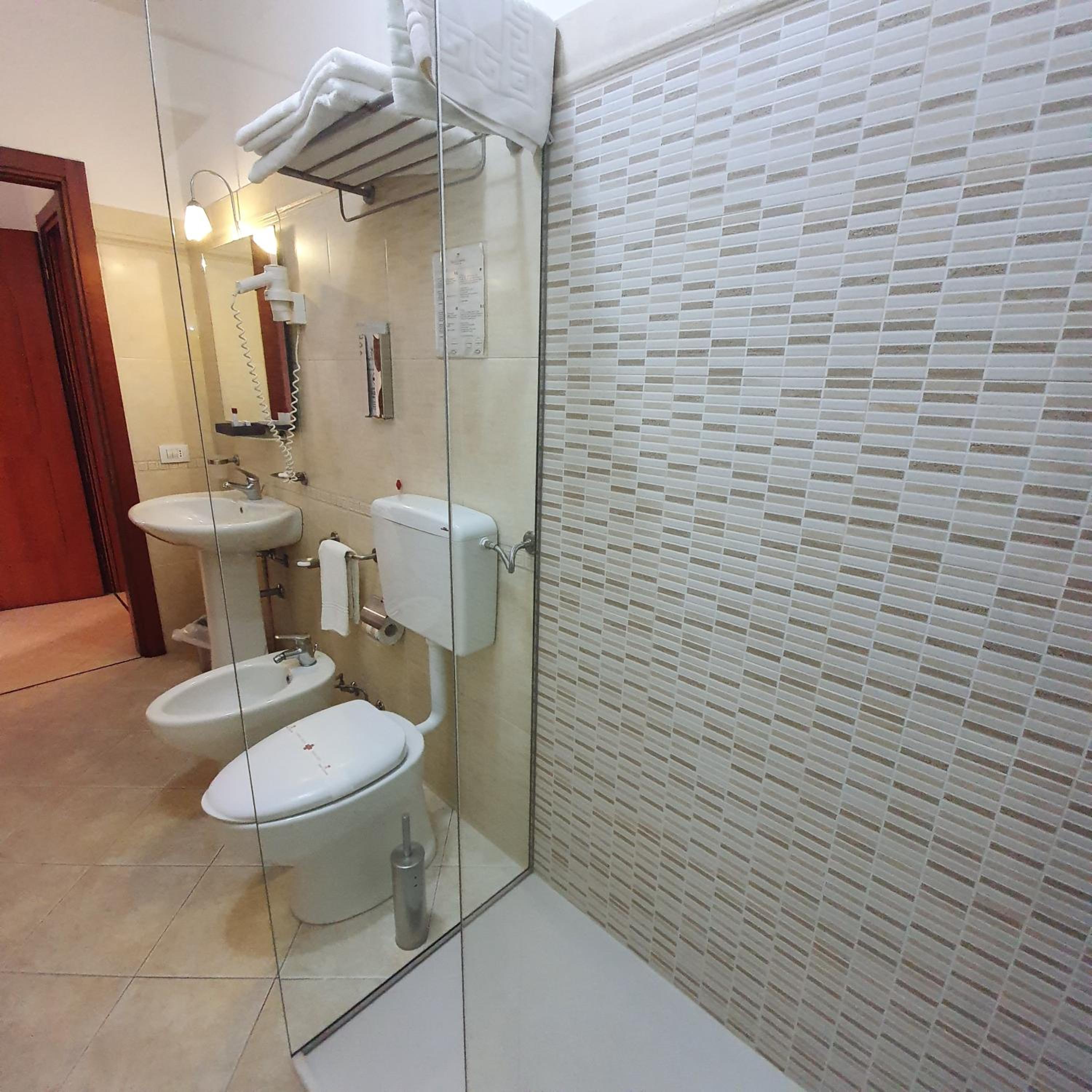 Superior Quadruple Room - Photo 6