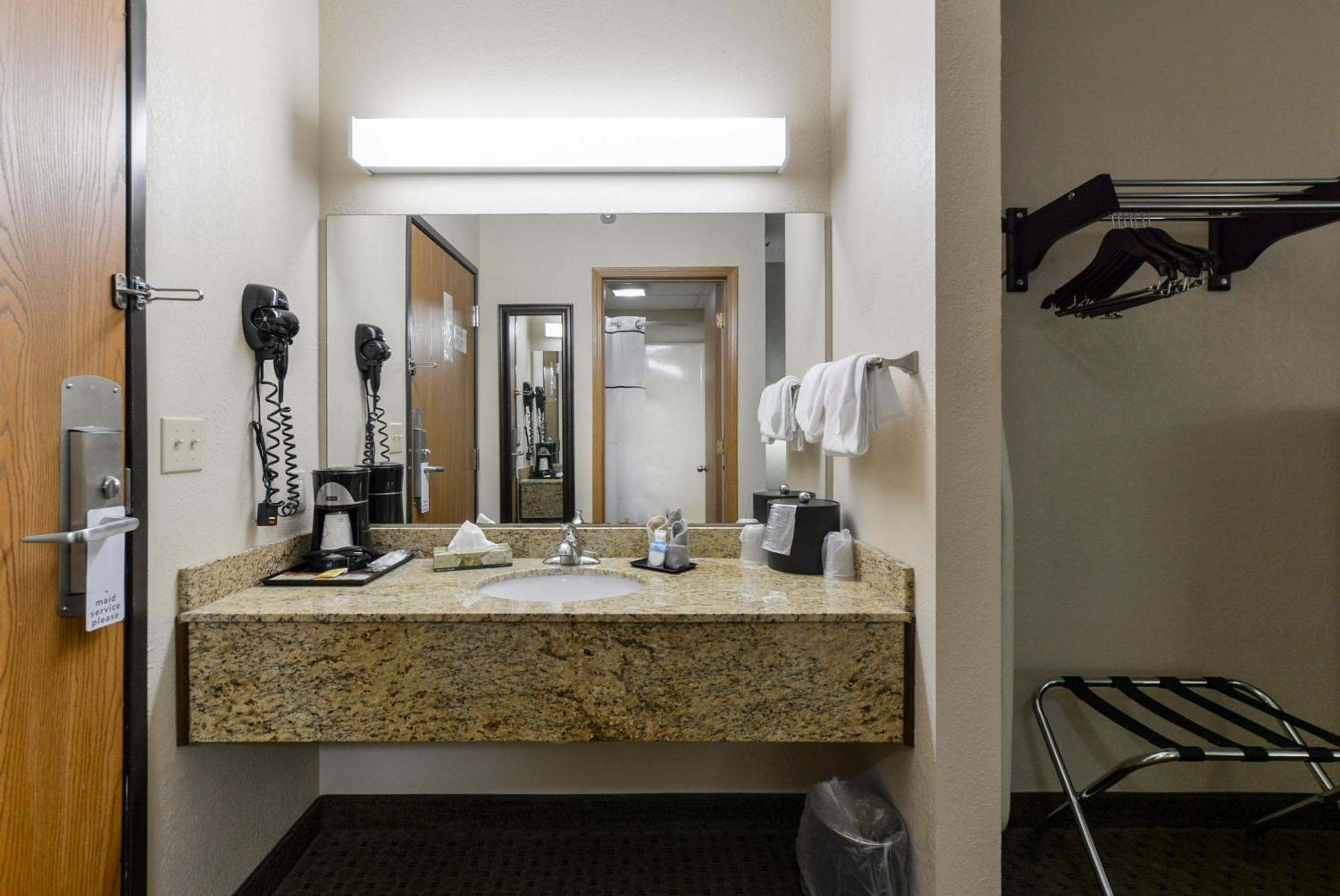 Queen Room with Two Queen Beds - Photo 5