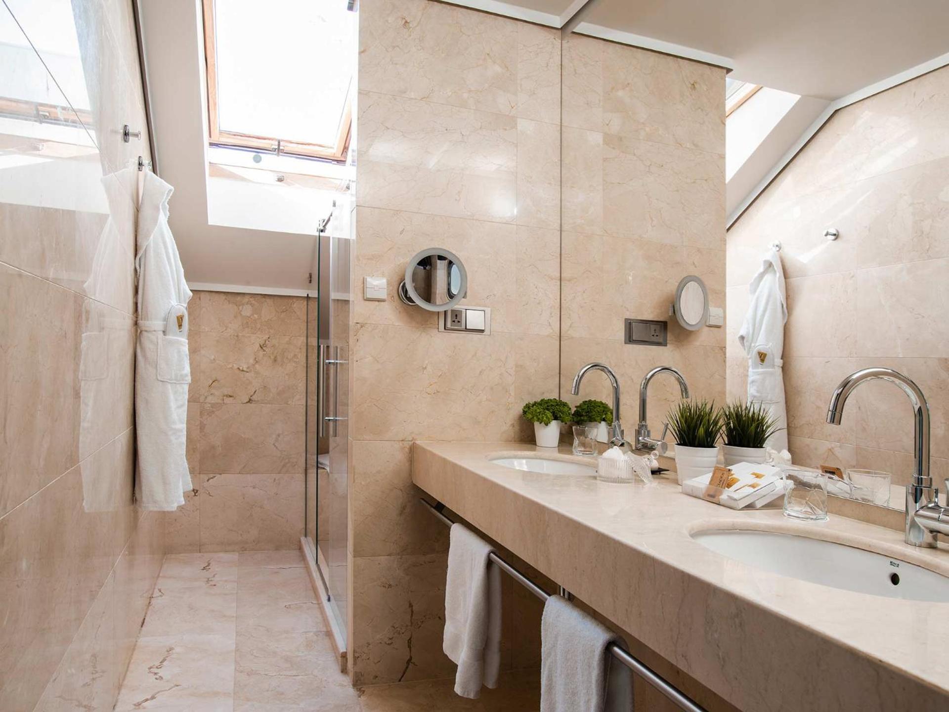 Superior Double or Twin Room with Terrace thumbnail 5