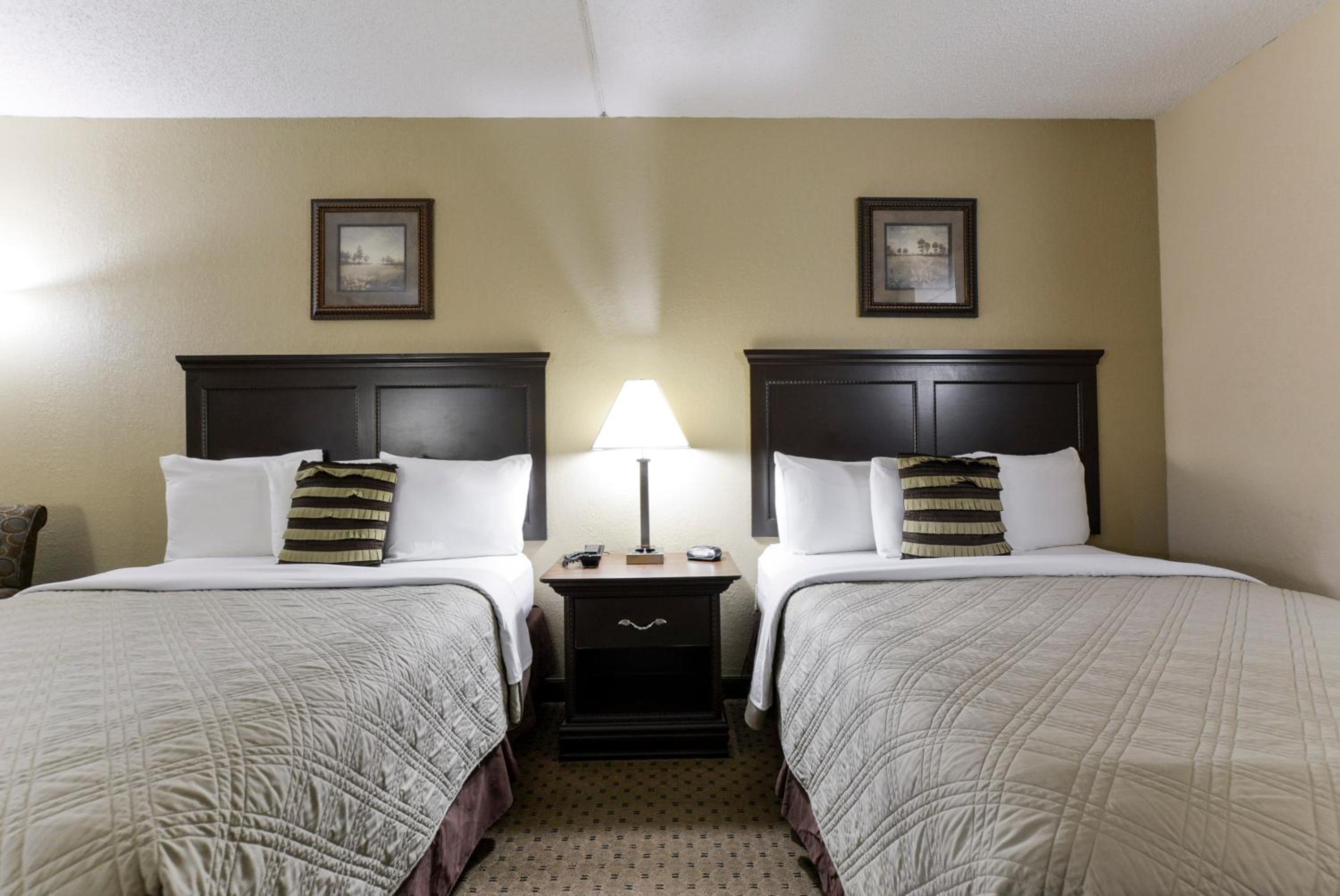 Queen Room with Two Queen Beds - Photo 4