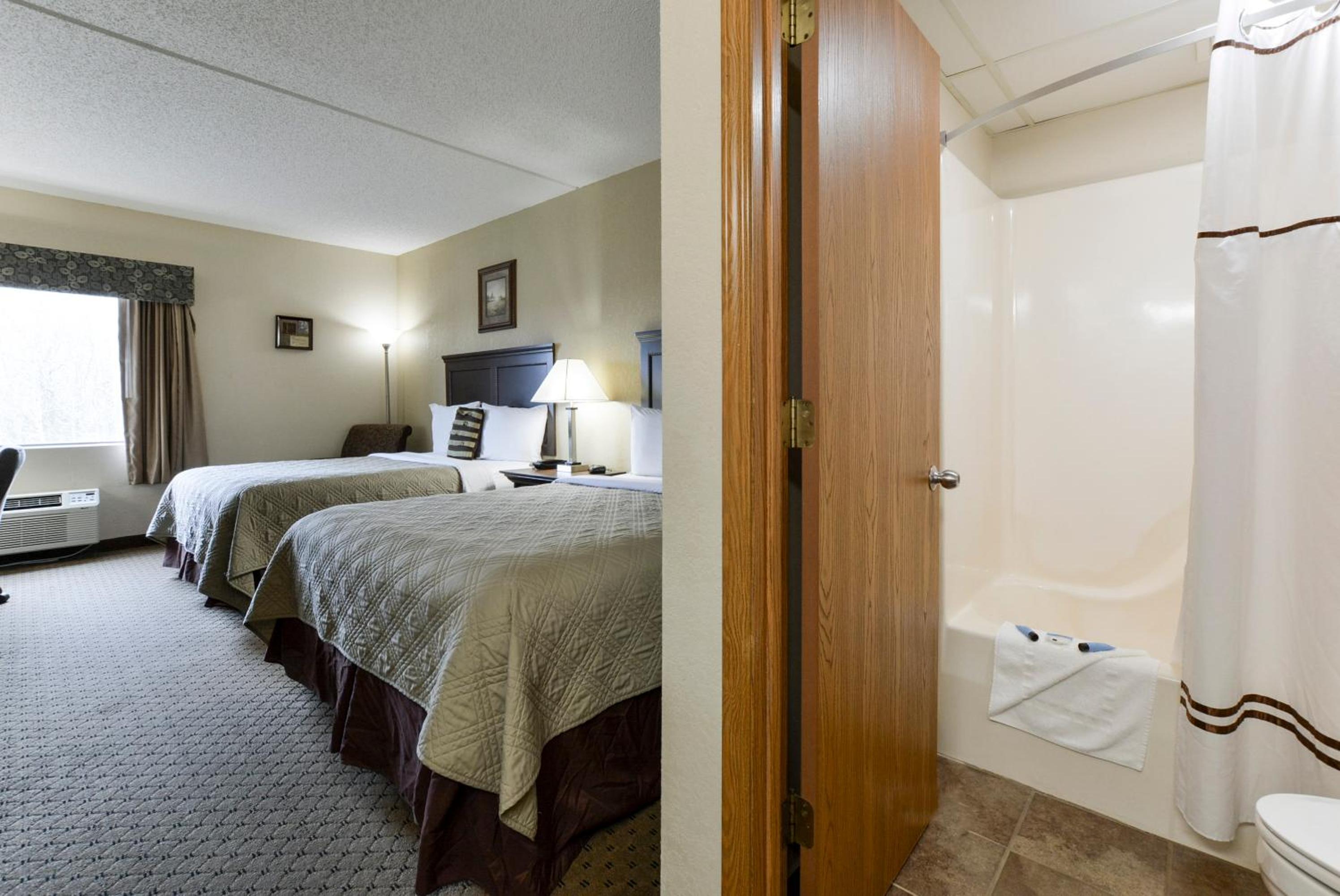 Queen Room with Two Queen Beds - Photo 3
