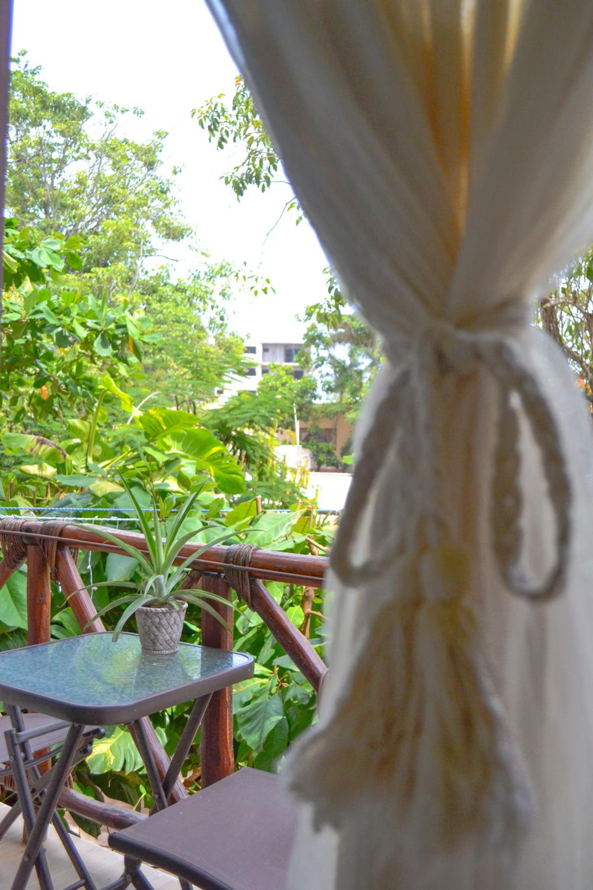 Studio Apartment with Balcony - Photo 12