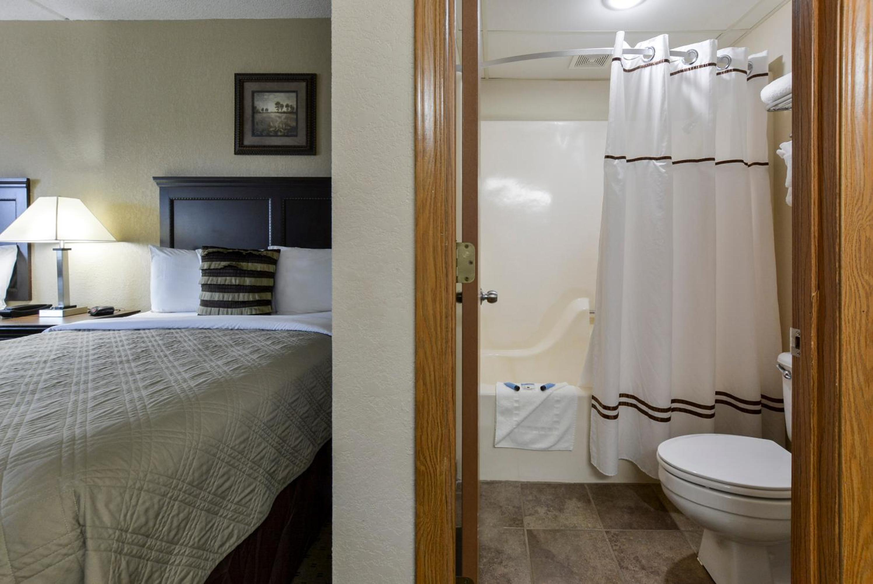 Queen Room with Two Queen Beds - Photo 2