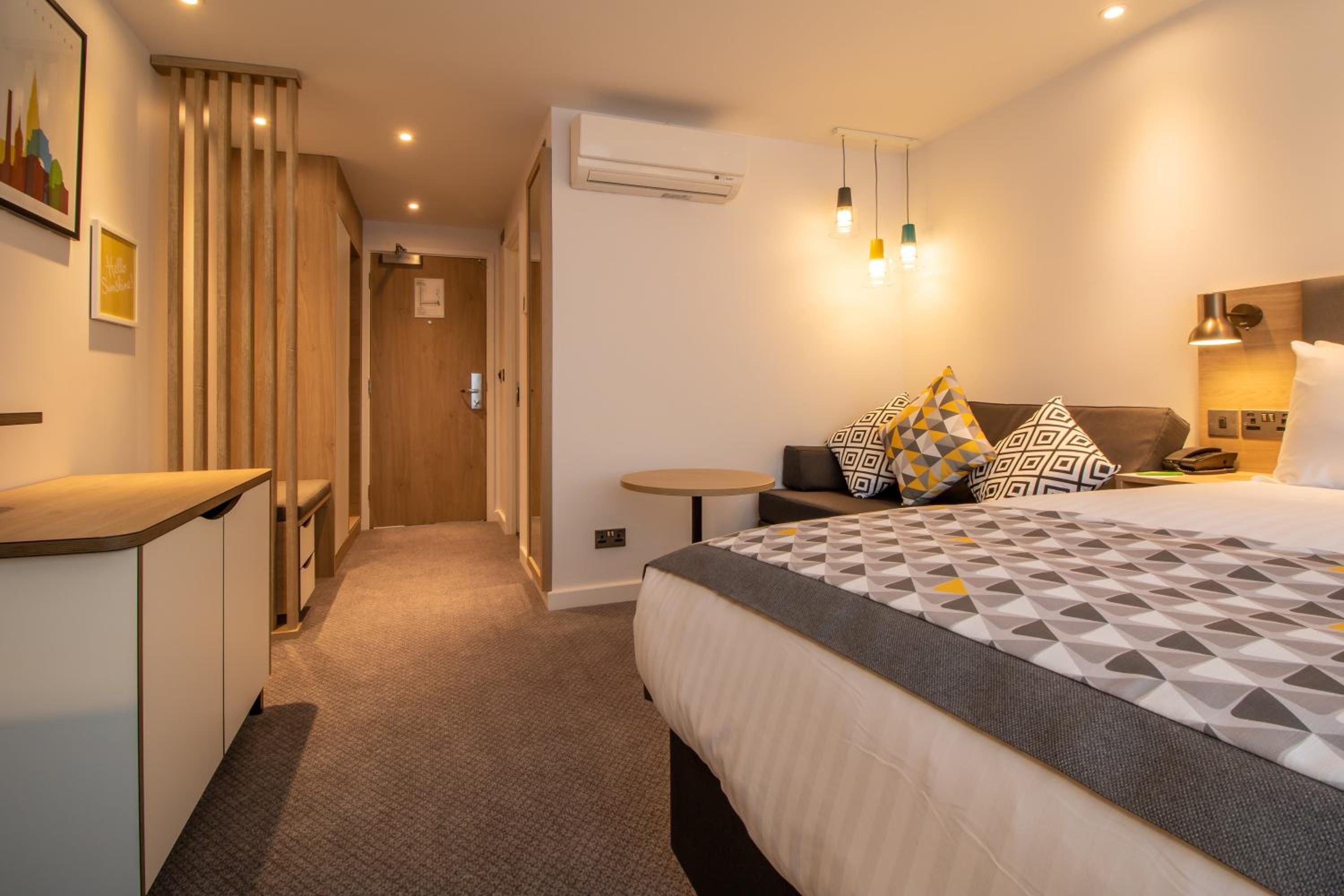 Standard Queen Room with Sofa Bed - Photo 10