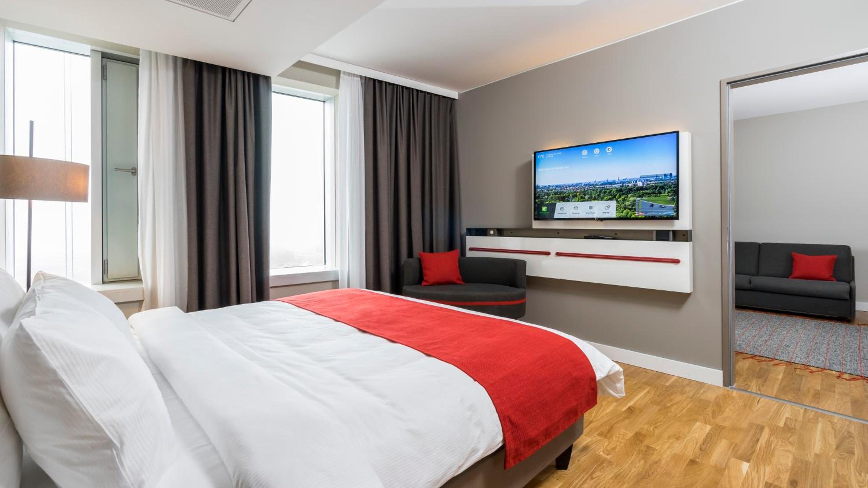 King Suite with Sofa Bed and Skyline View photo 3