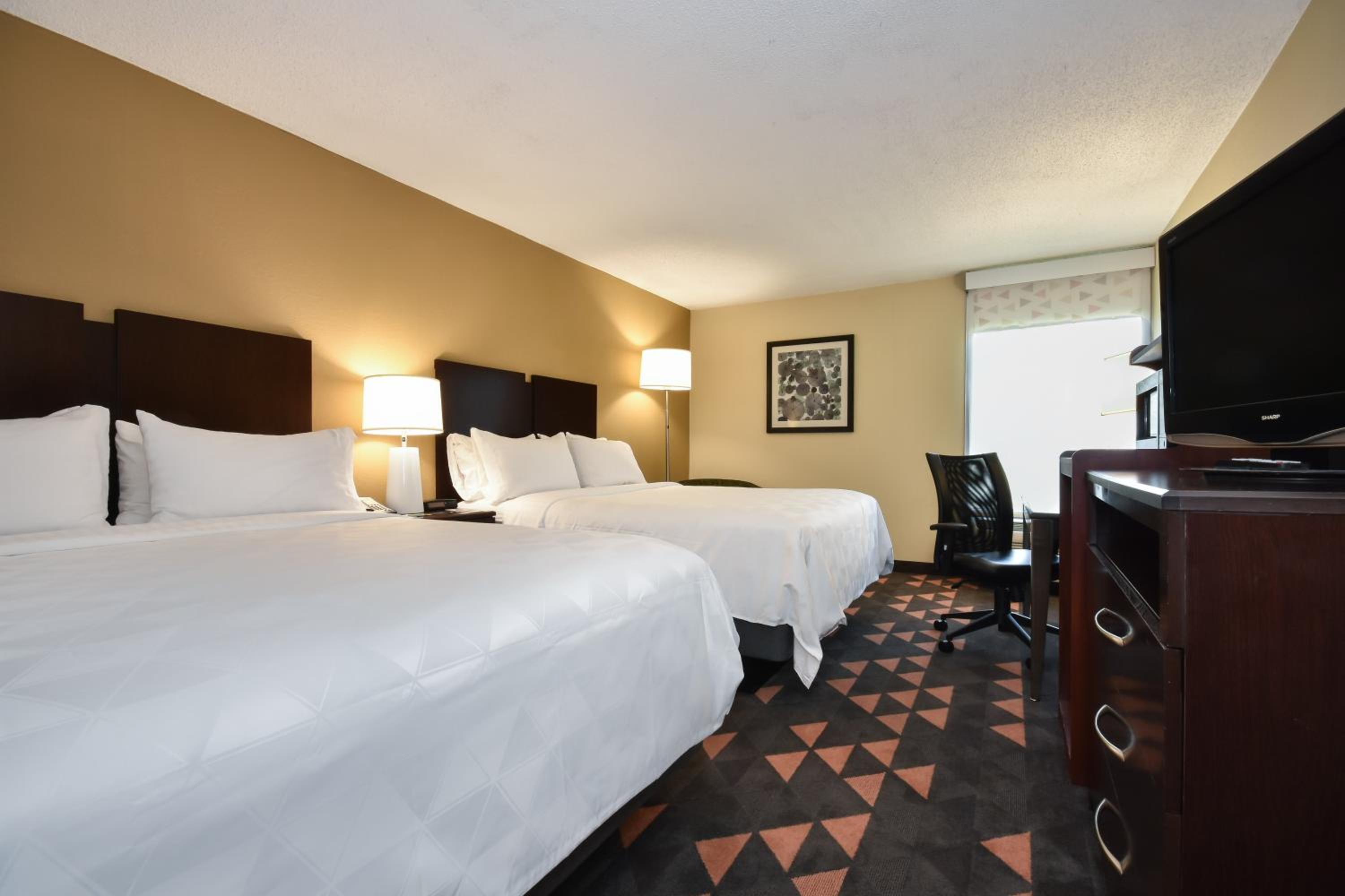 Standard Room with Two Queen Beds - Photo 2