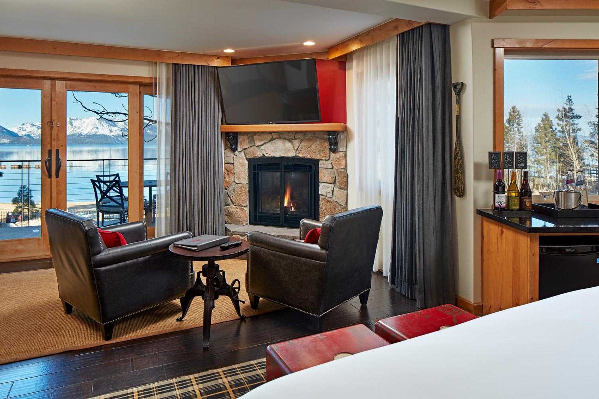 Premier King Suite with Lake View - Photo 2