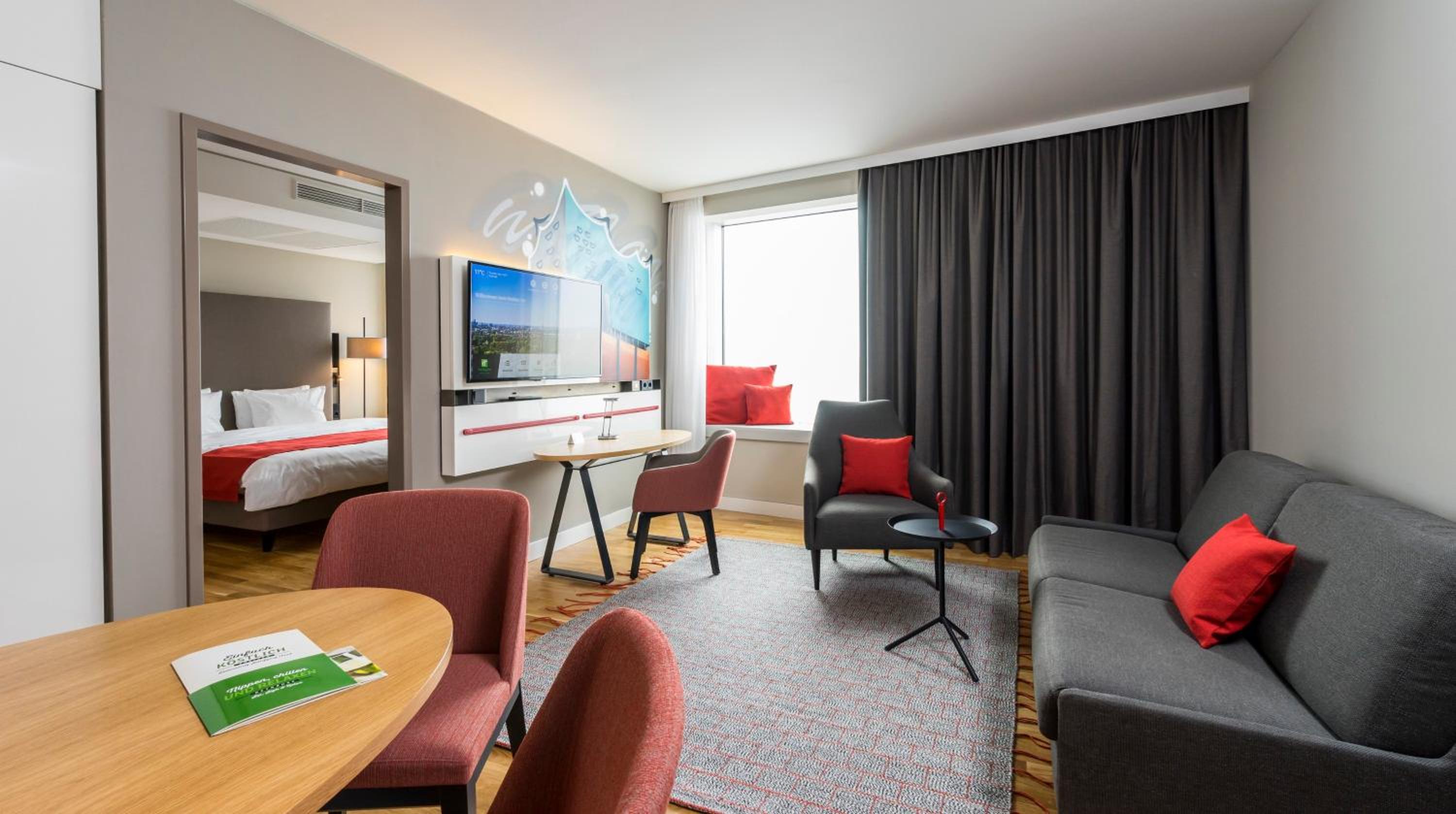 King Suite with Sofa Bed and Skyline View photo 3