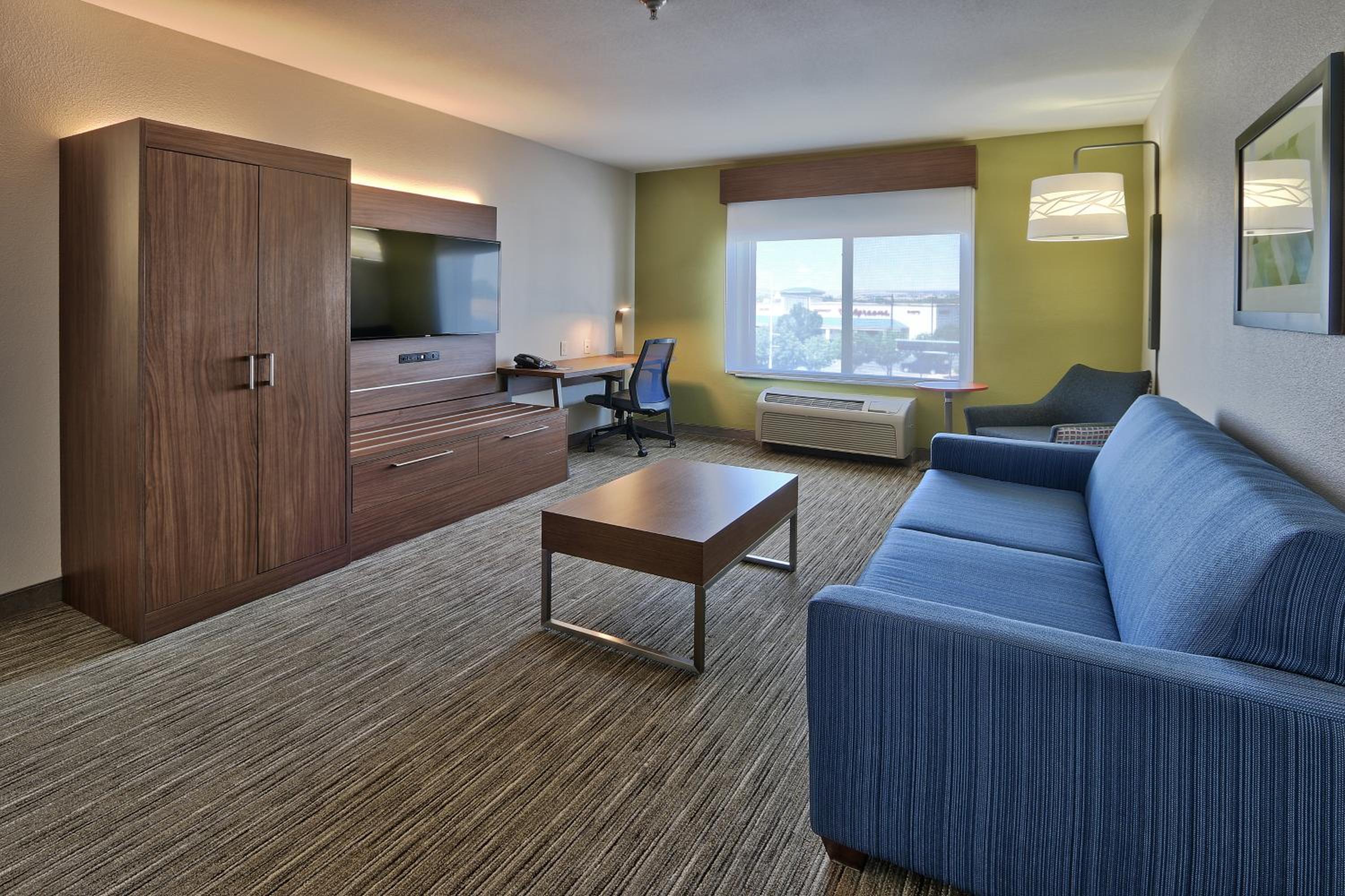 Queen Suite with Two Queen Beds and Spa Bath - Photo 3