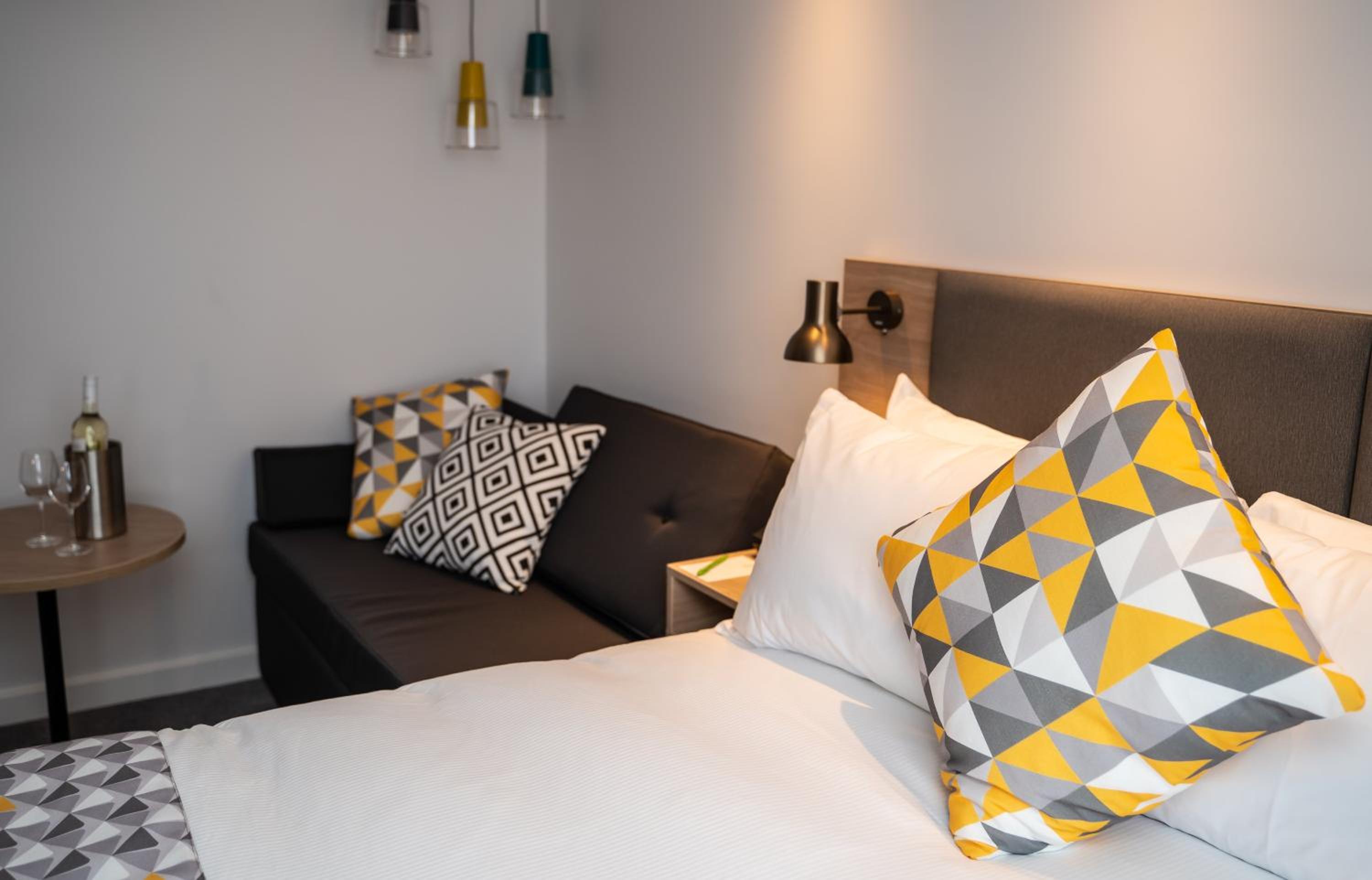 Standard Queen Room with Sofa Bed - Photo 13