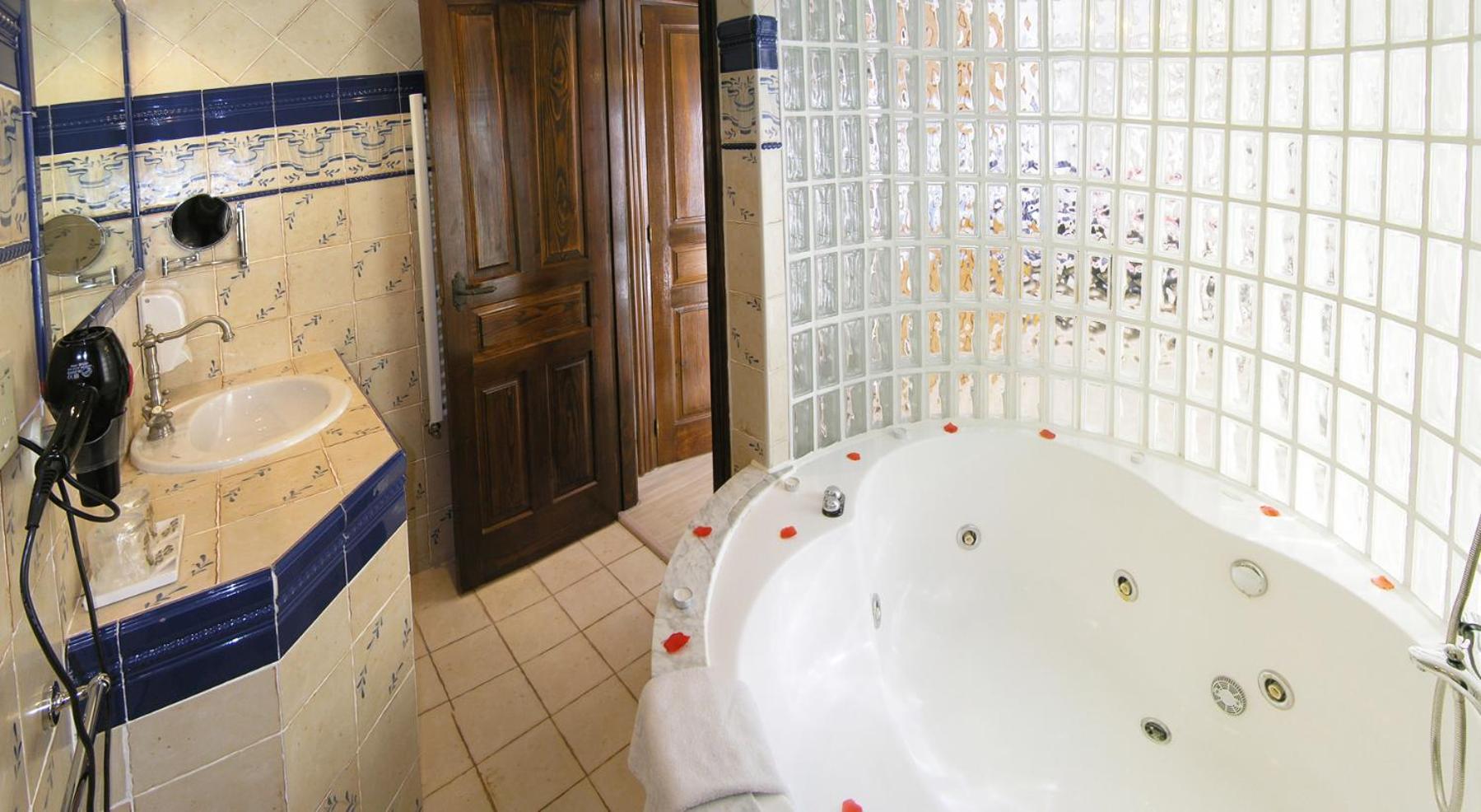 Deluxe Double Room with Hydromassage Bath photo 2