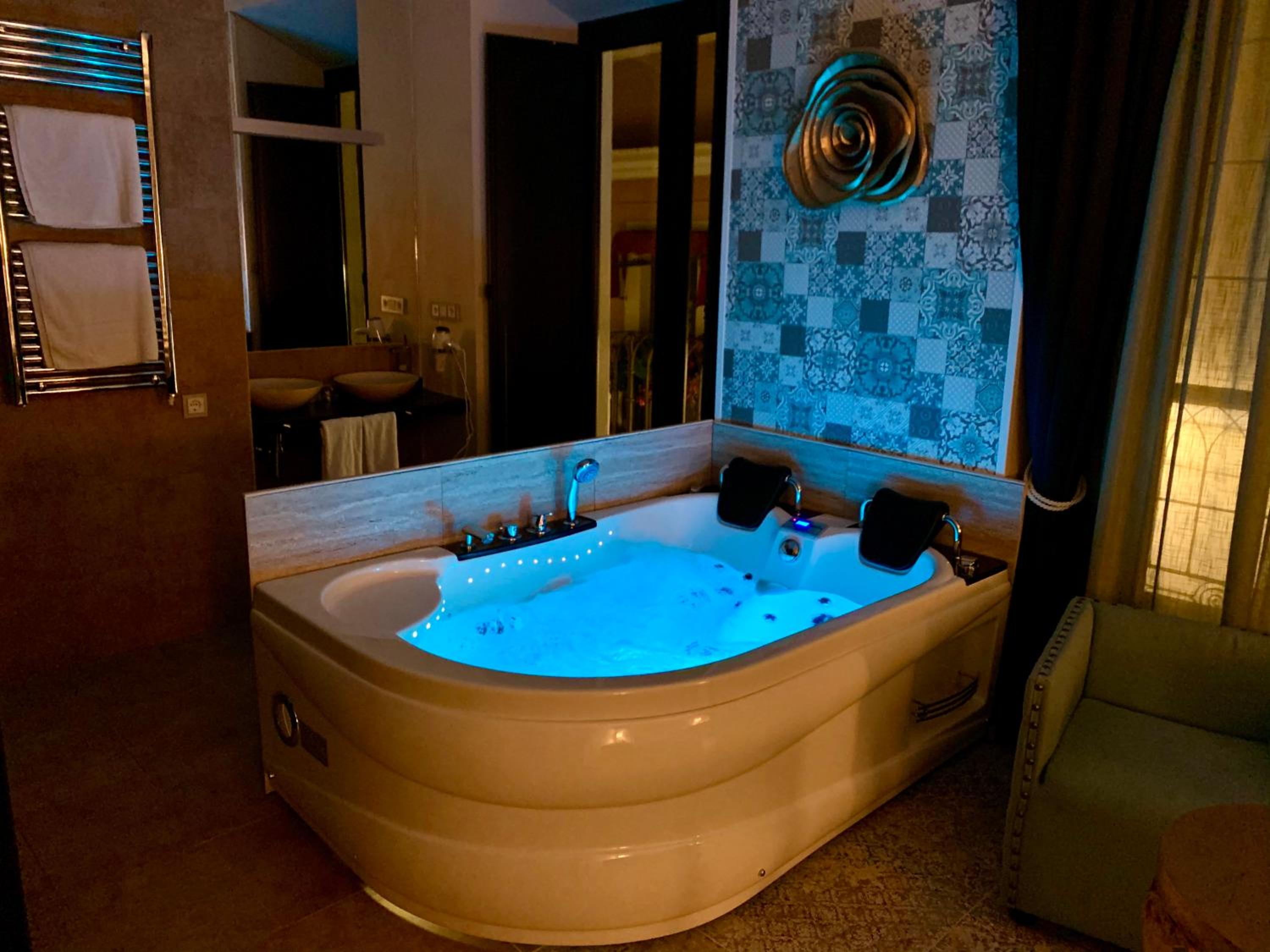 Suite con Jacuzzi Suite con Jacuzzi